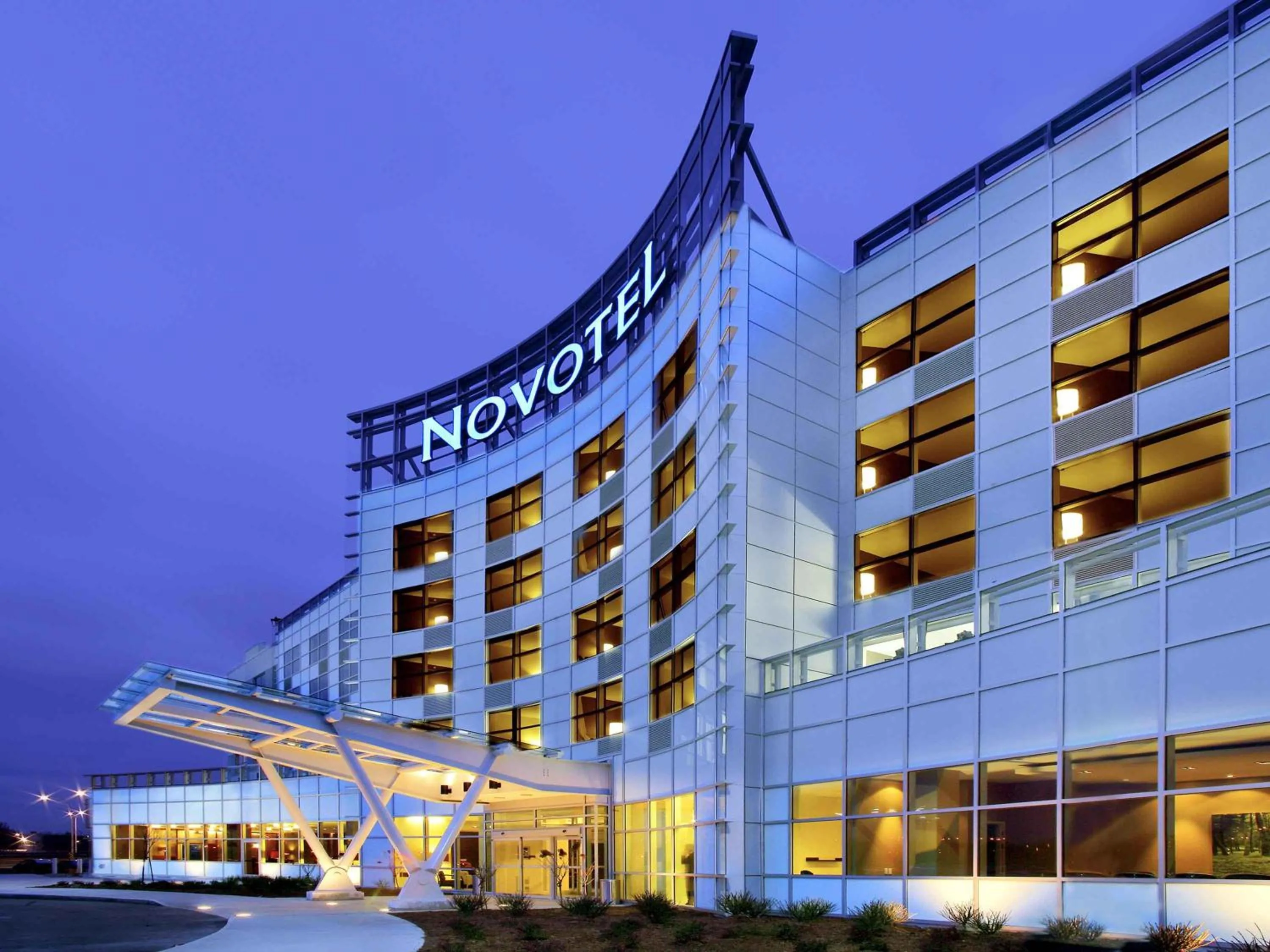 Property building in Novotel Montréal Aéroport
