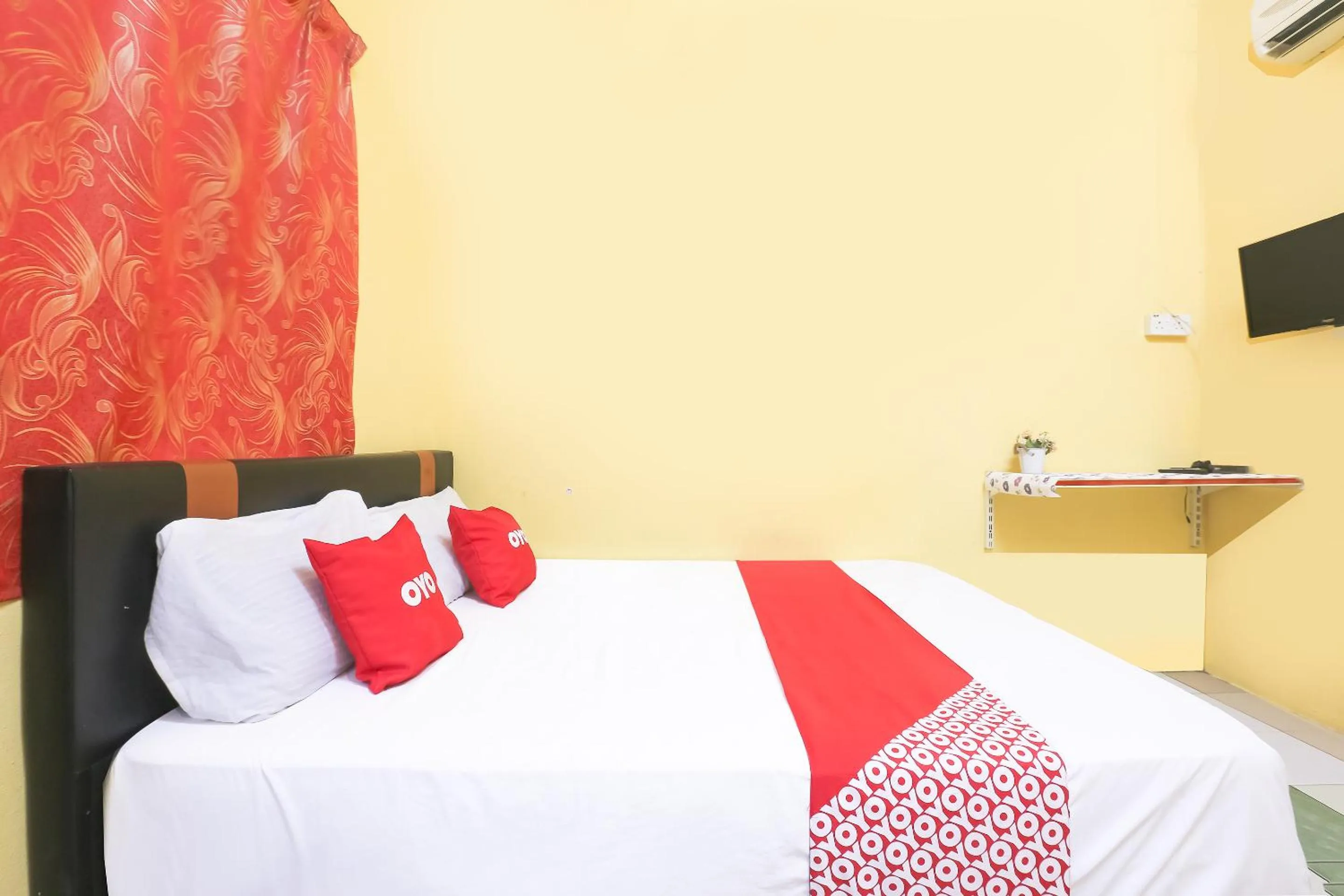 Bed in OYO 90321 Hotel Bajet Sri Manal