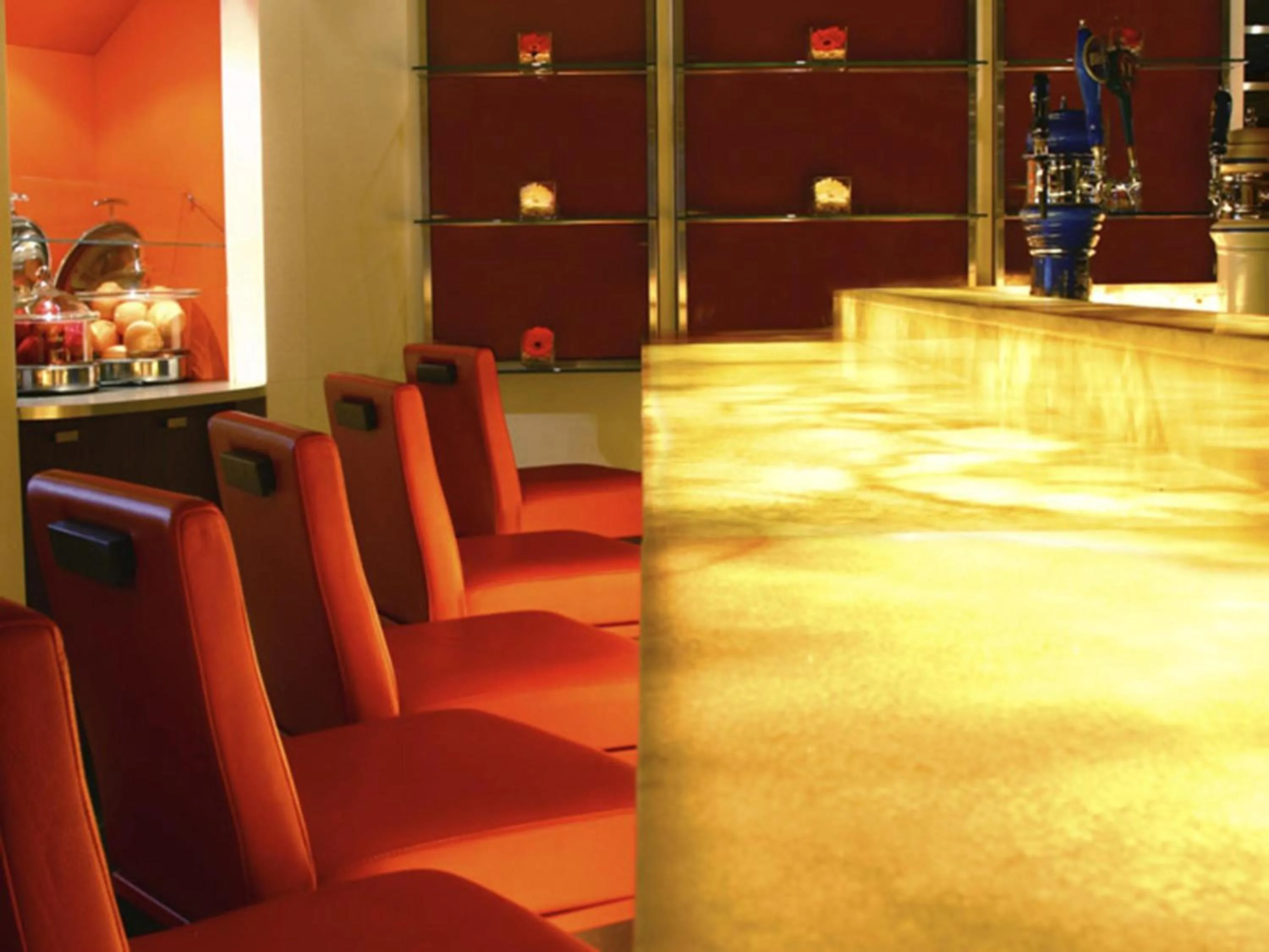 Restaurant/places to eat in Novotel Montreal Center