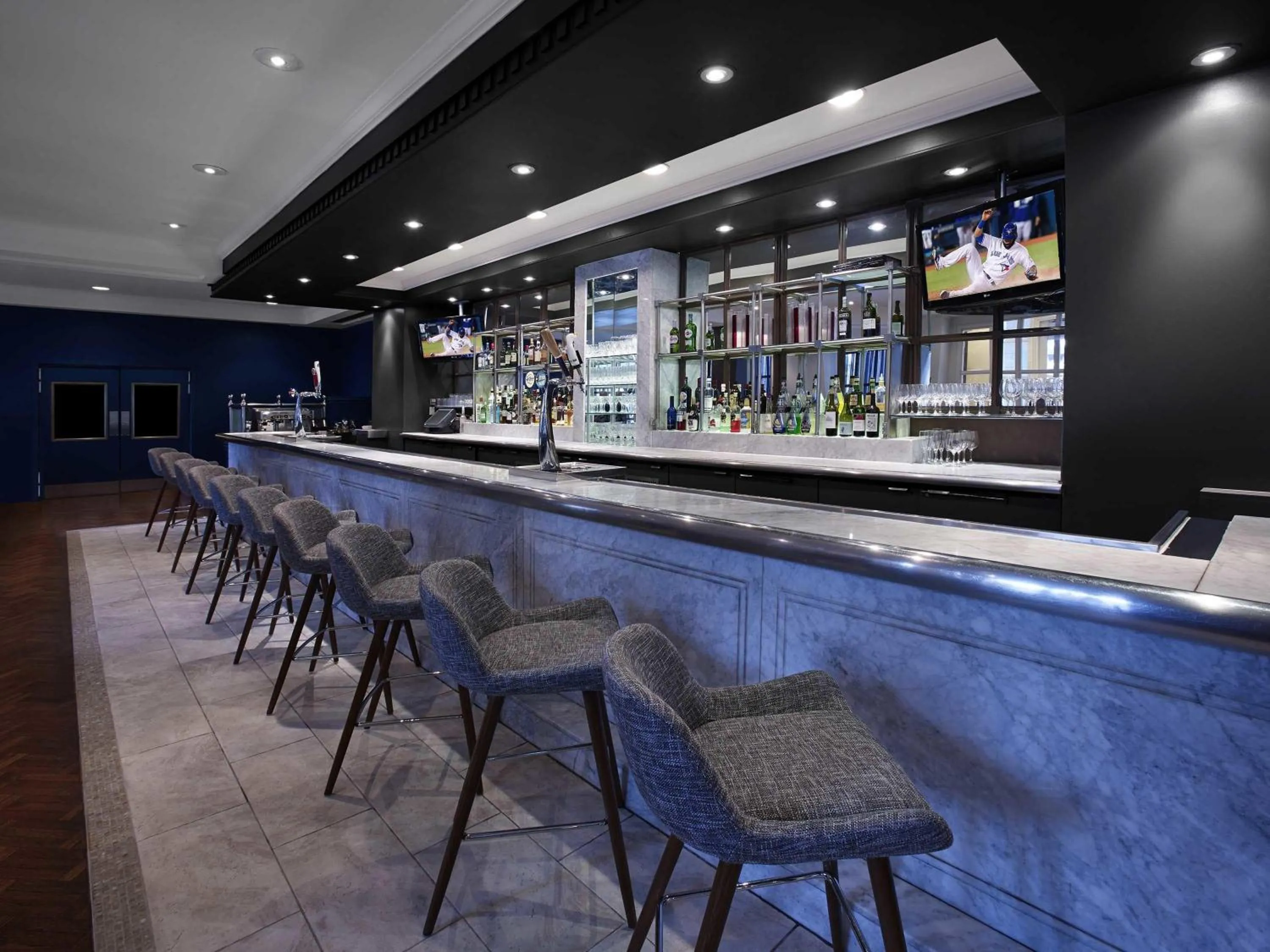 Lounge or bar in The Novotel Toronto Centre
