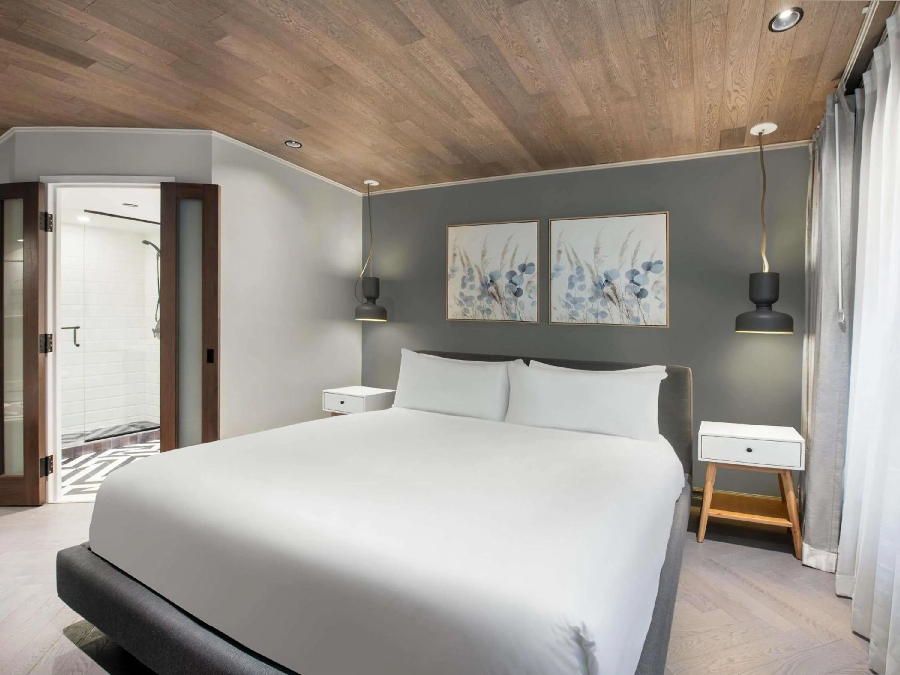 Bedroom, Bed in The Novotel Toronto Centre