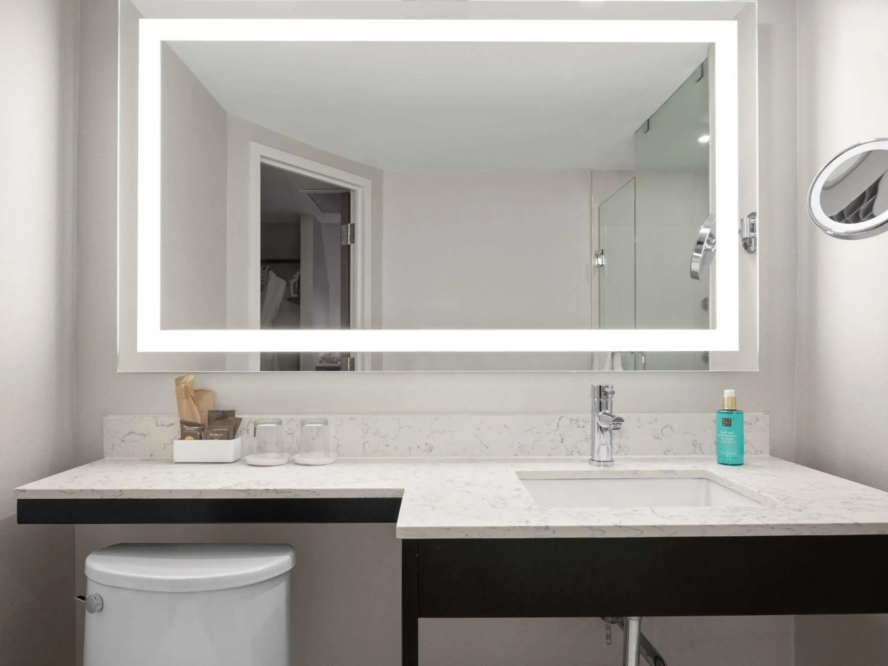 Superior King Room - Renovated in The Novotel Toronto Centre Superior King Room - Renovated in The Novotel Toronto Centre