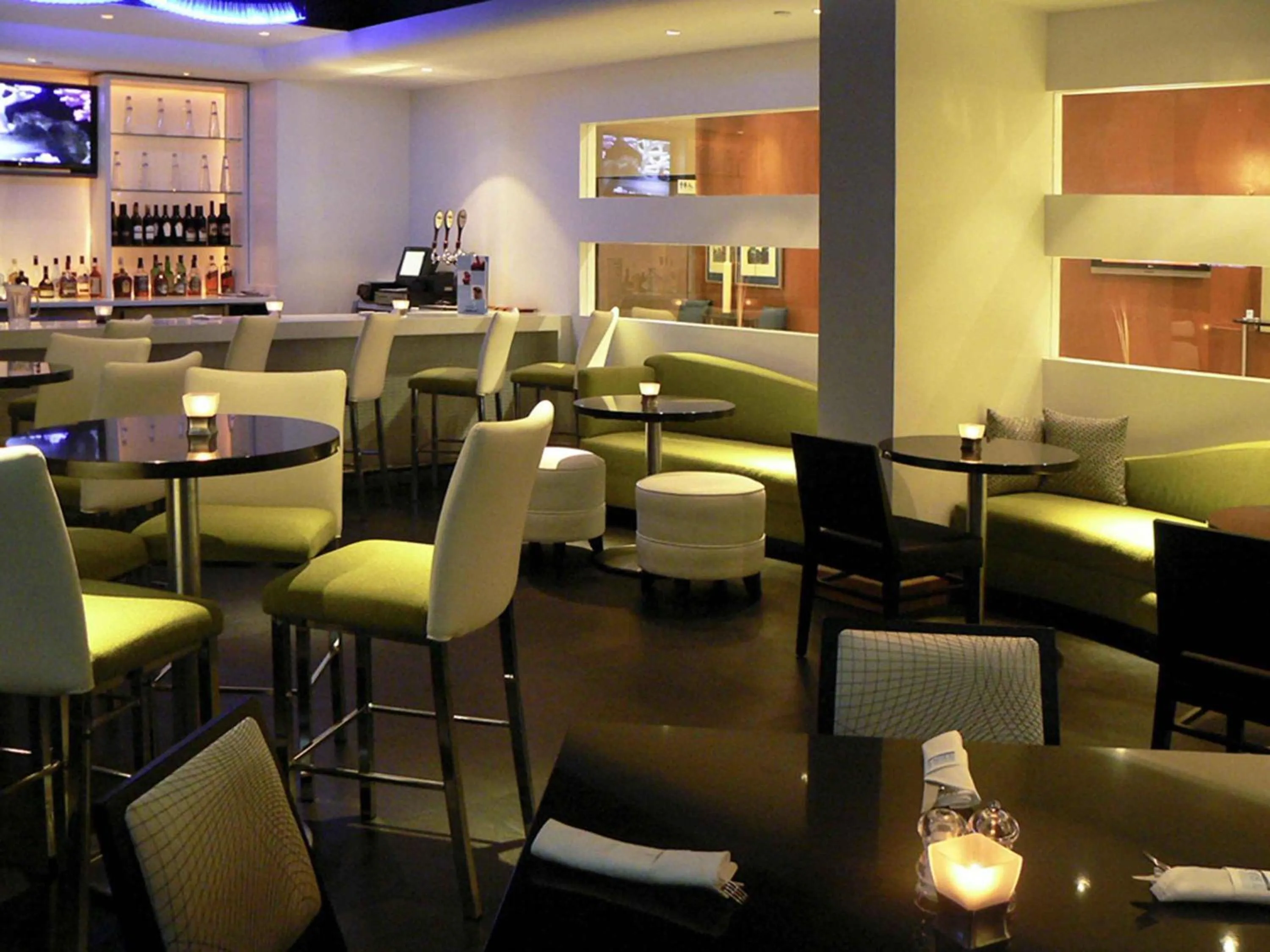 Lounge or bar in Novotel Toronto North York