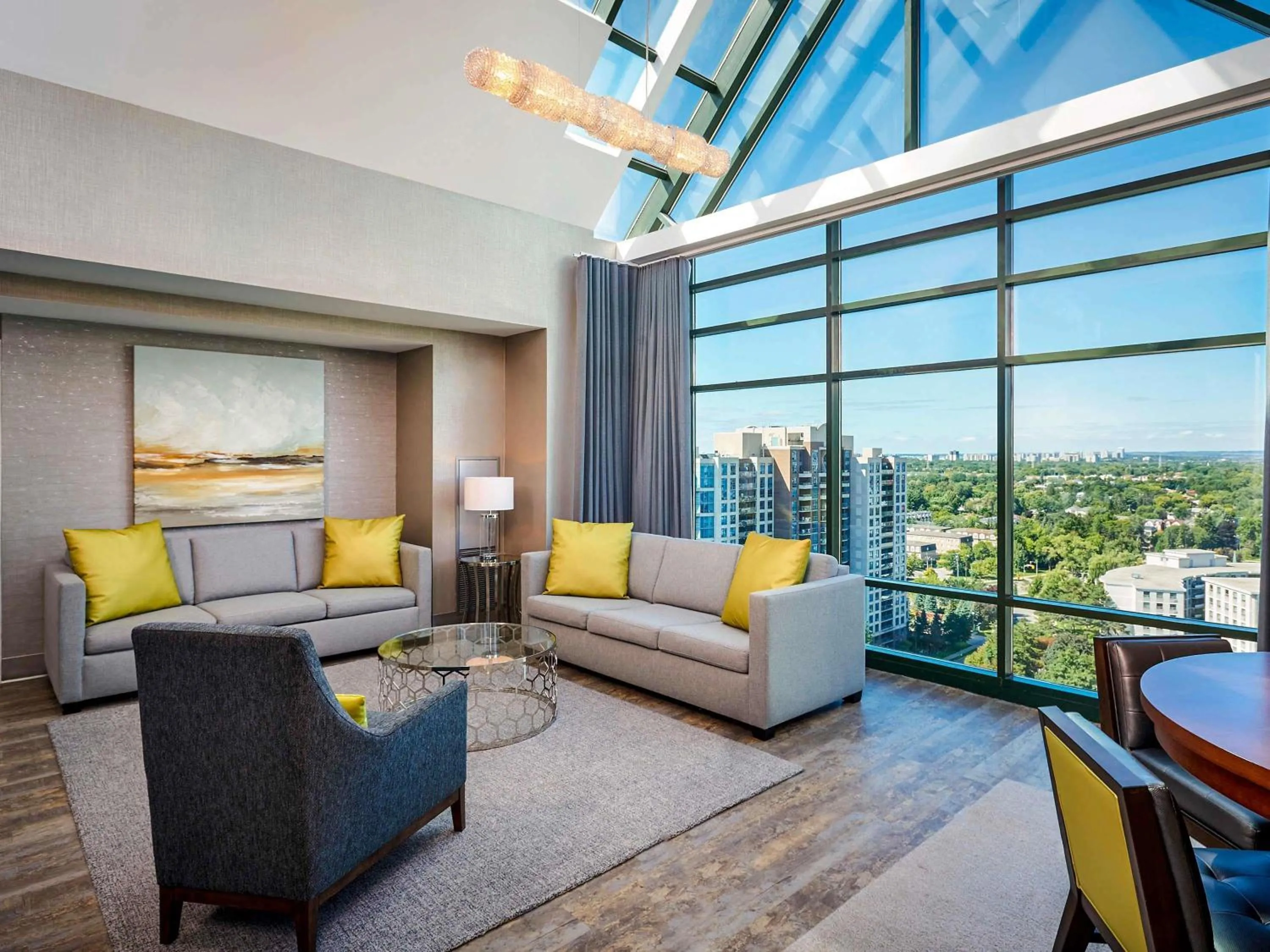 Photo of the whole room in Novotel Toronto North York