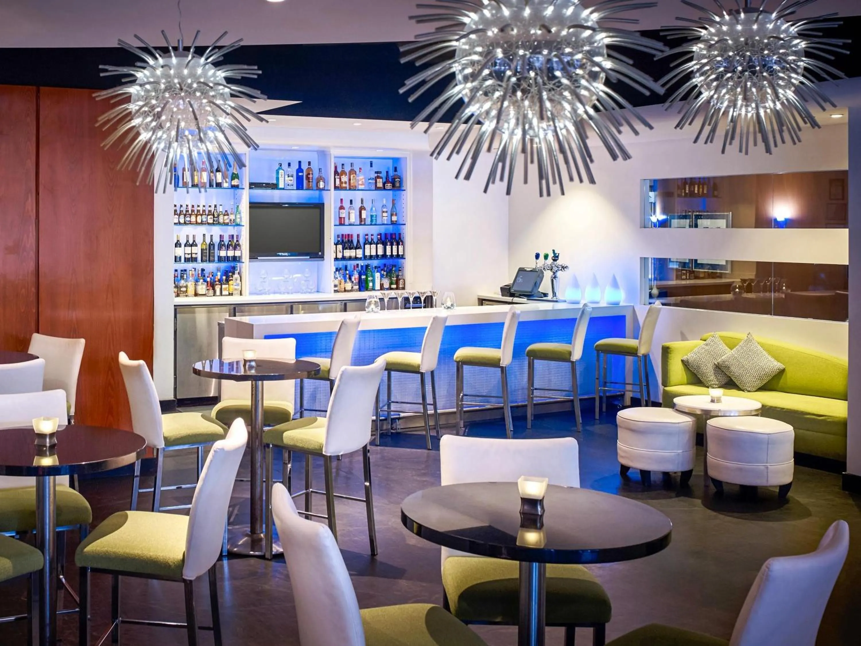 Lounge or bar in Novotel Toronto North York