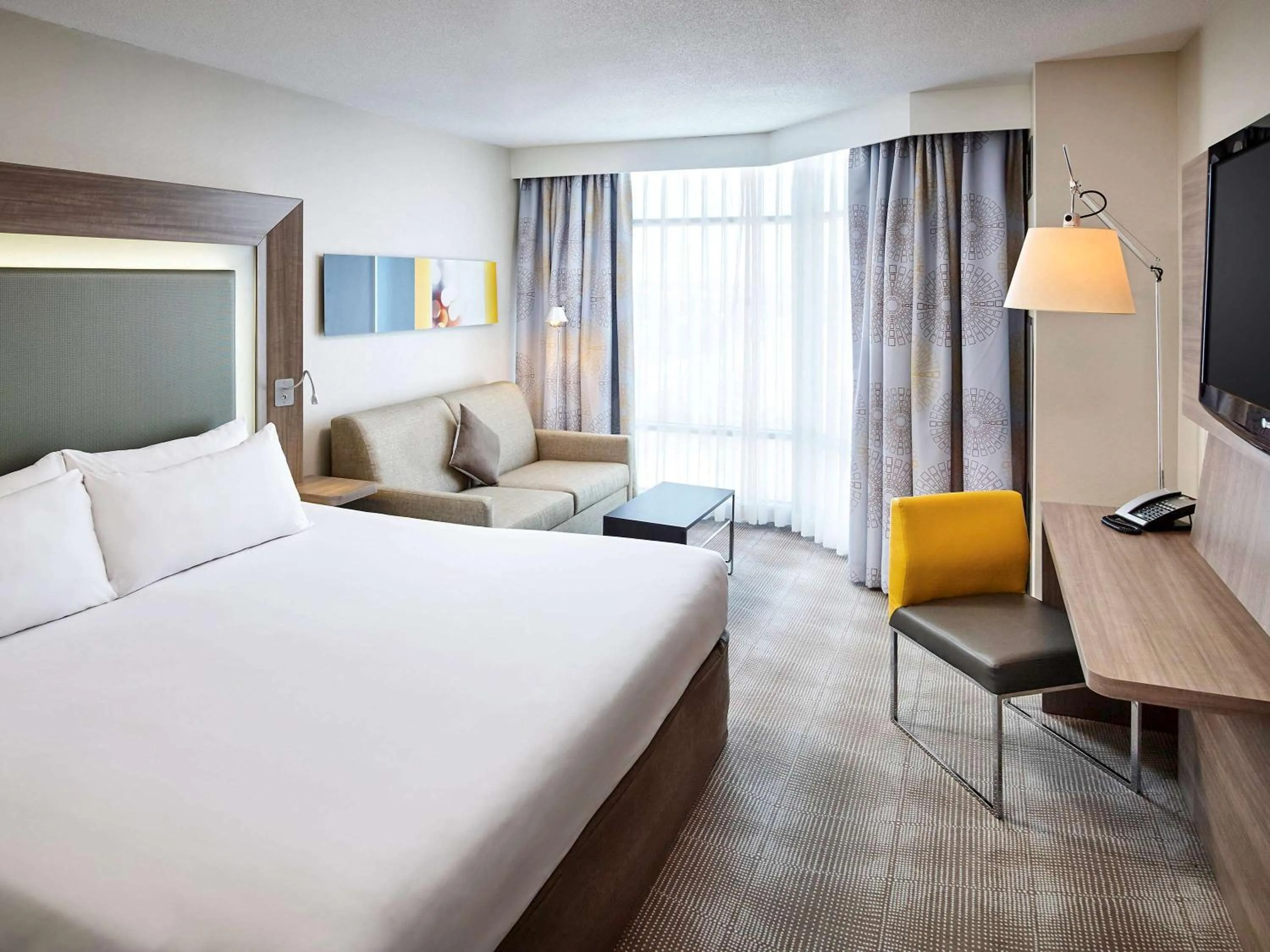 Photo of the whole room, Bed in Novotel Toronto North York