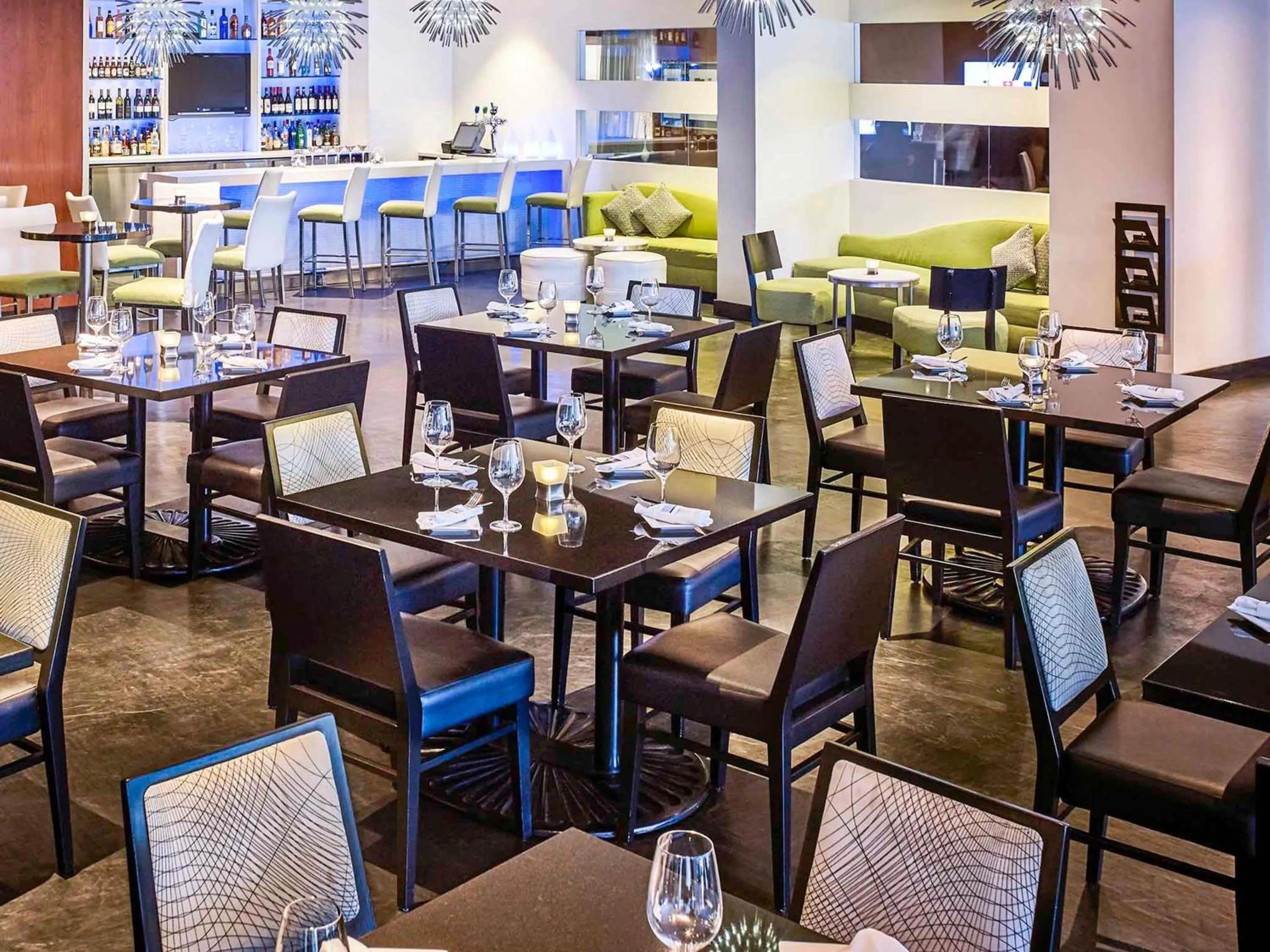 Restaurant/places to eat in Novotel Toronto North York