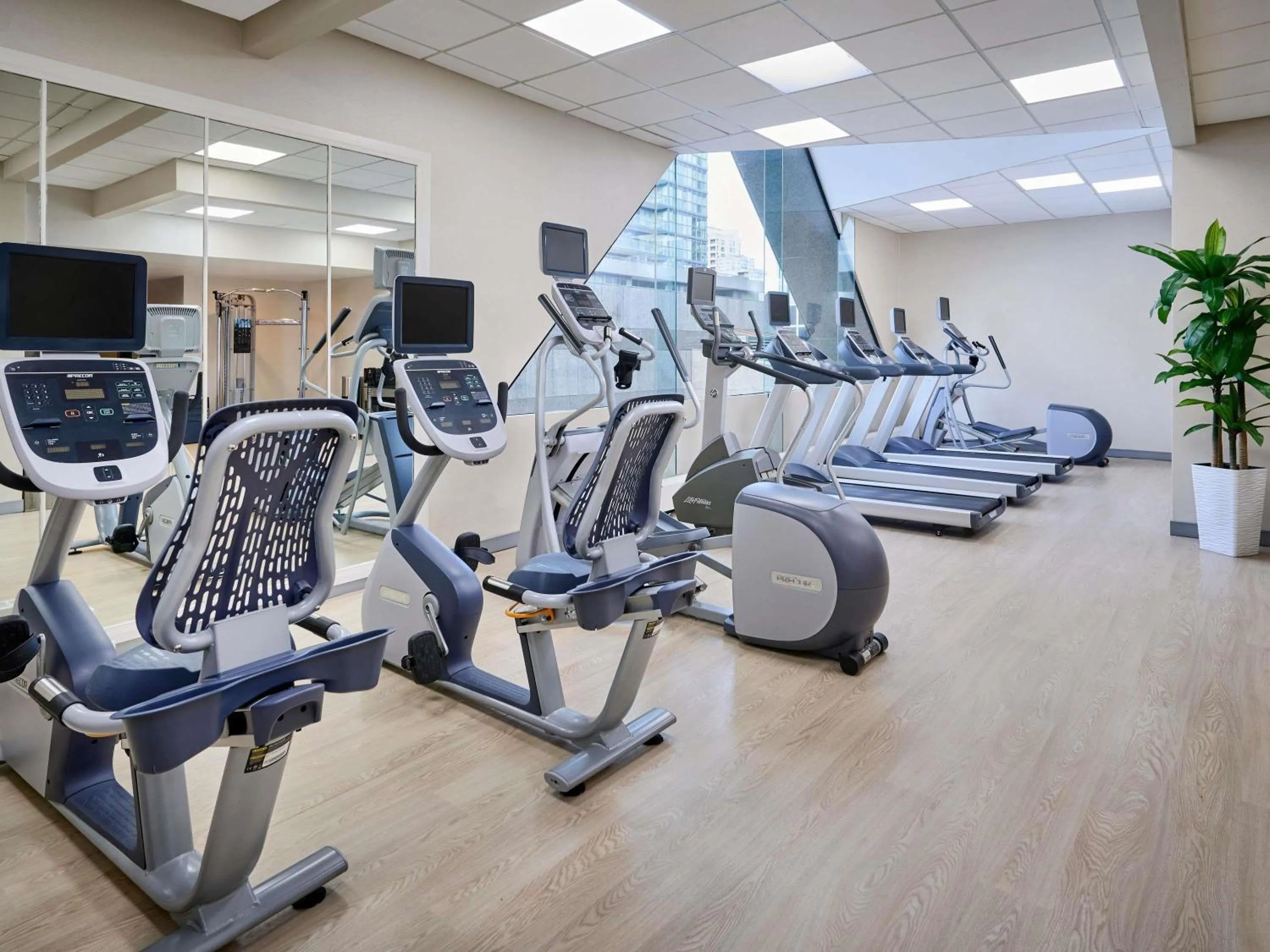 Fitness centre/facilities in Novotel Toronto North York