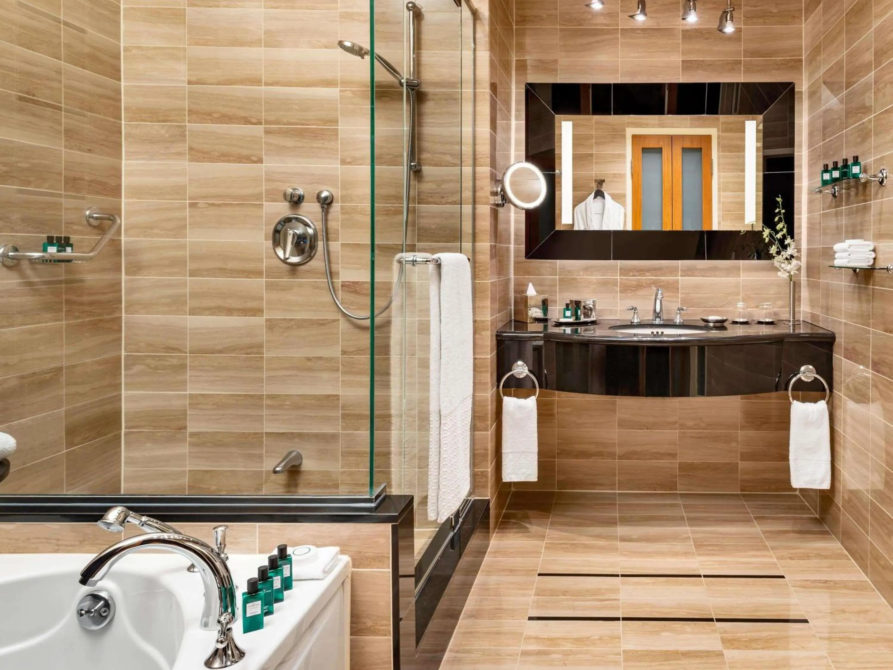 Photo of the whole room in Sofitel Montreal Golden Mile