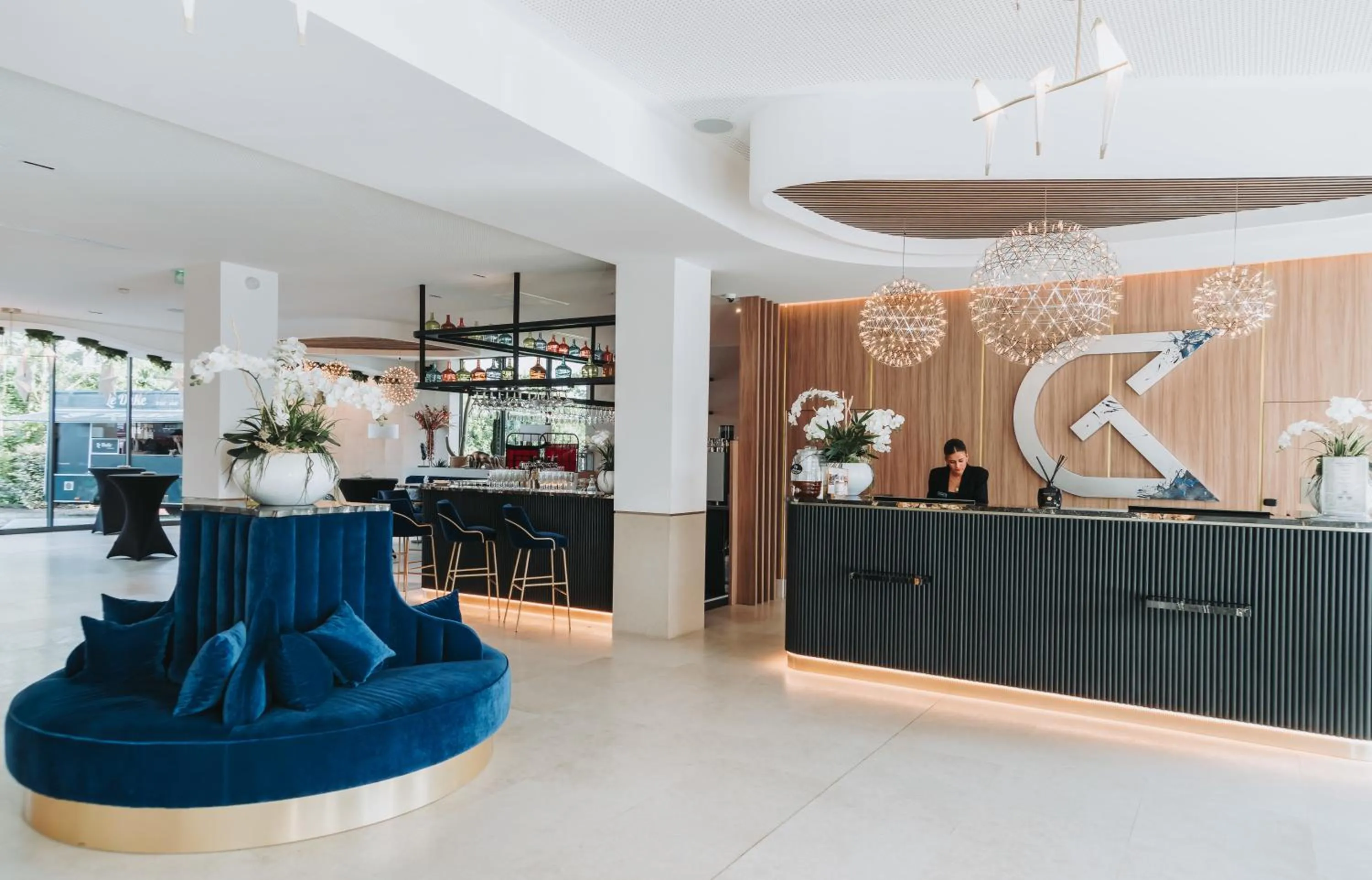 Lobby or reception in GOLDEN TULIP LYON OUEST TECHLID Hotel & Spa