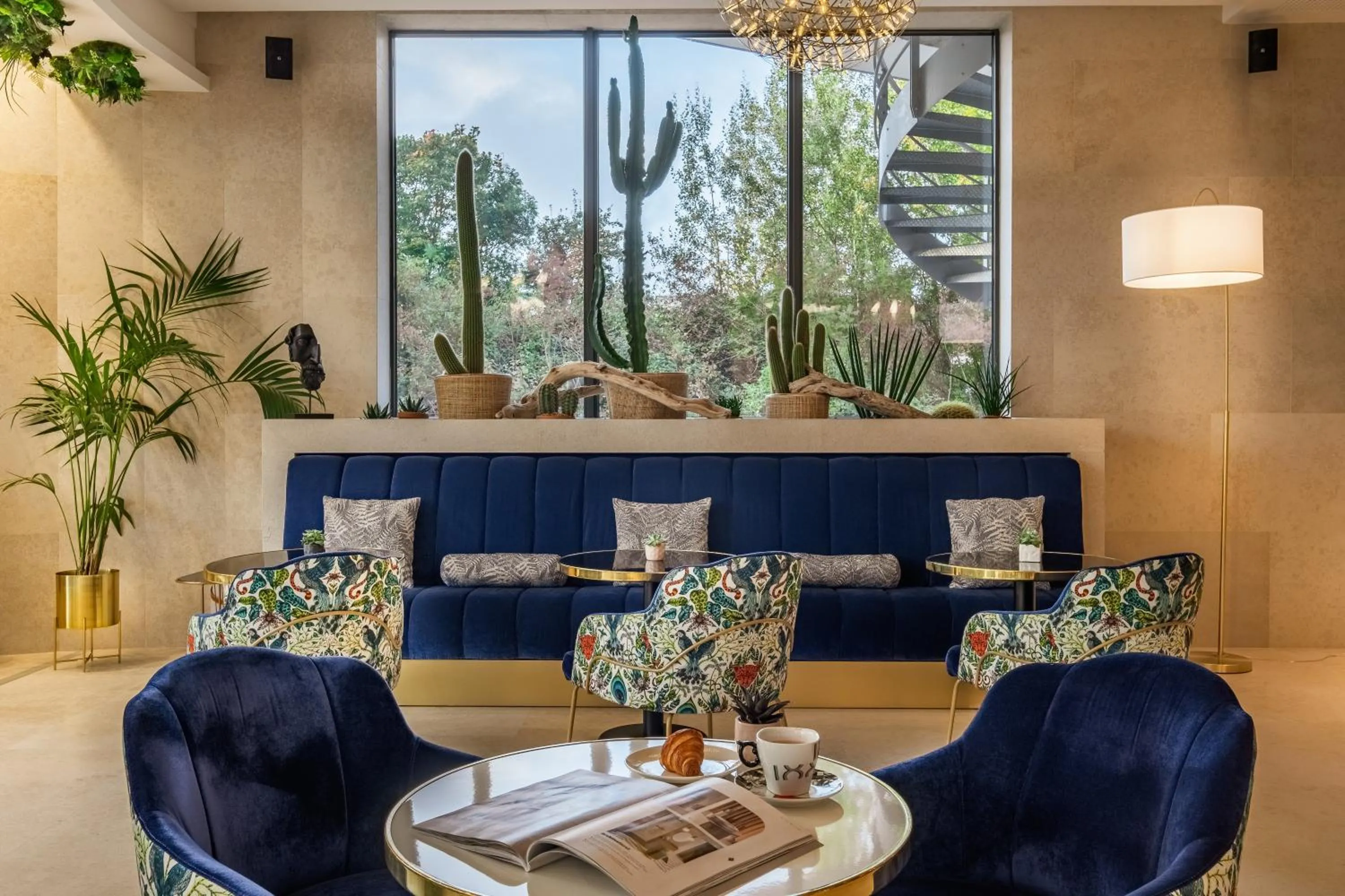 Lounge or bar in GOLDEN TULIP LYON OUEST TECHLID Hotel & Spa