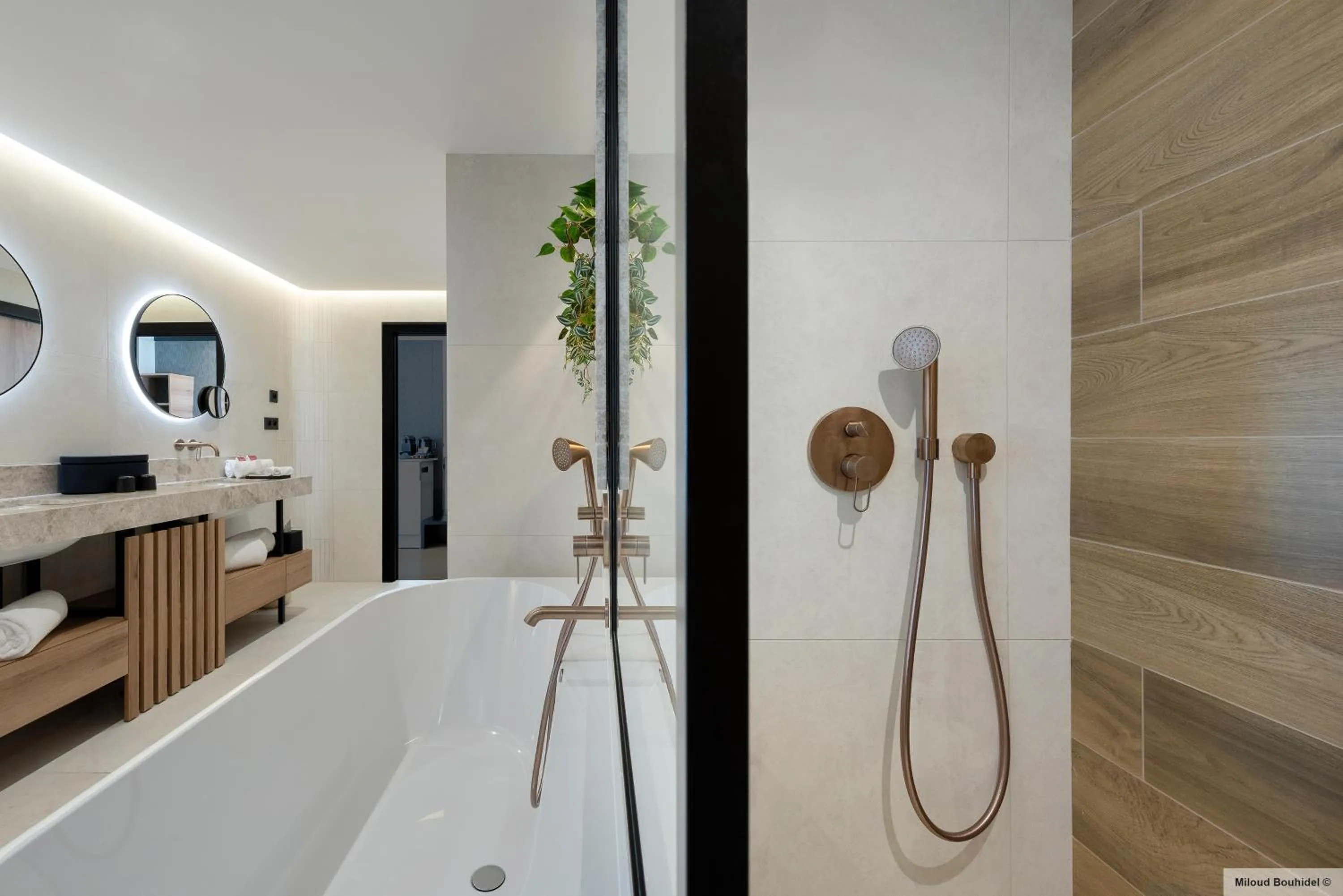 Shower in GOLDEN TULIP LYON OUEST TECHLID Hotel & Spa