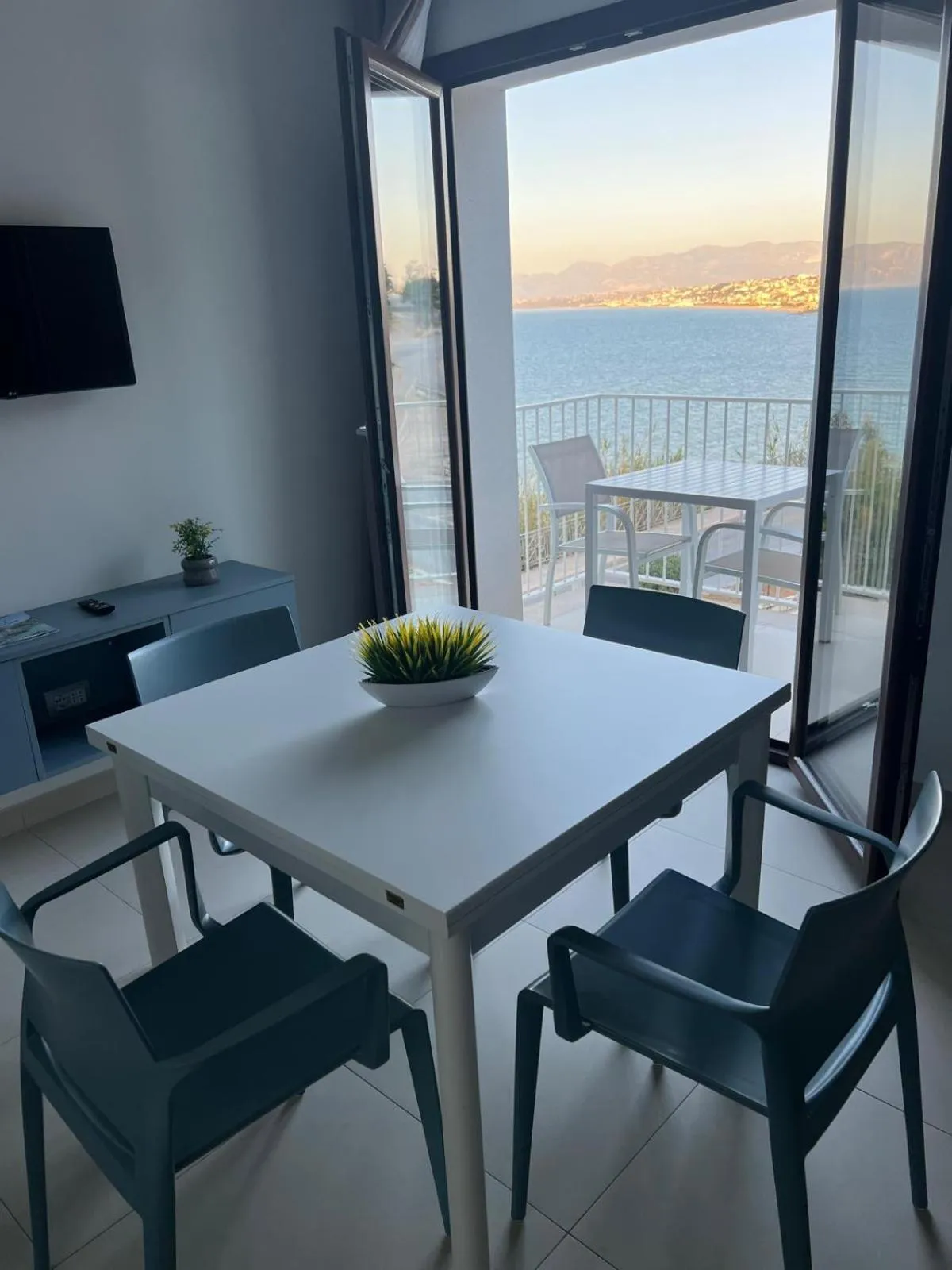 Sea view in SOL Y MAR Camere e Appartamenti