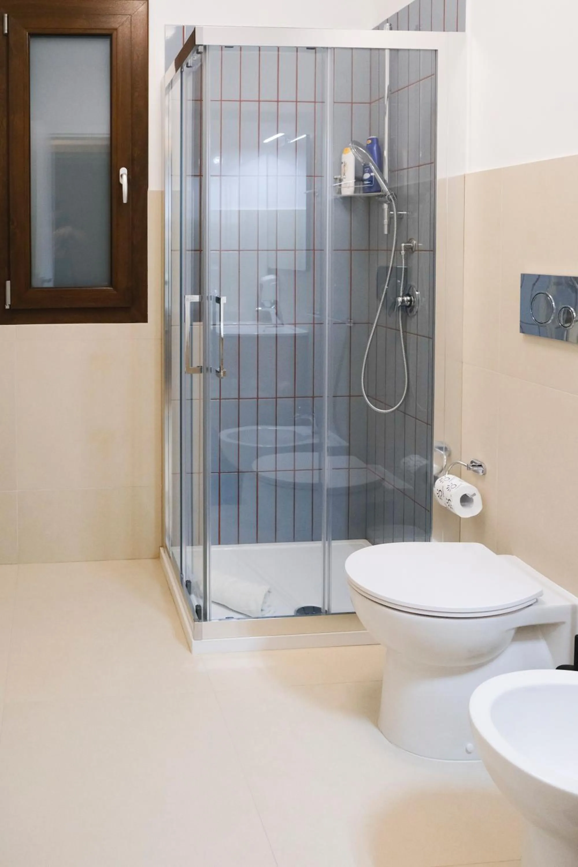 Shower in SOL Y MAR Camere e Appartamenti