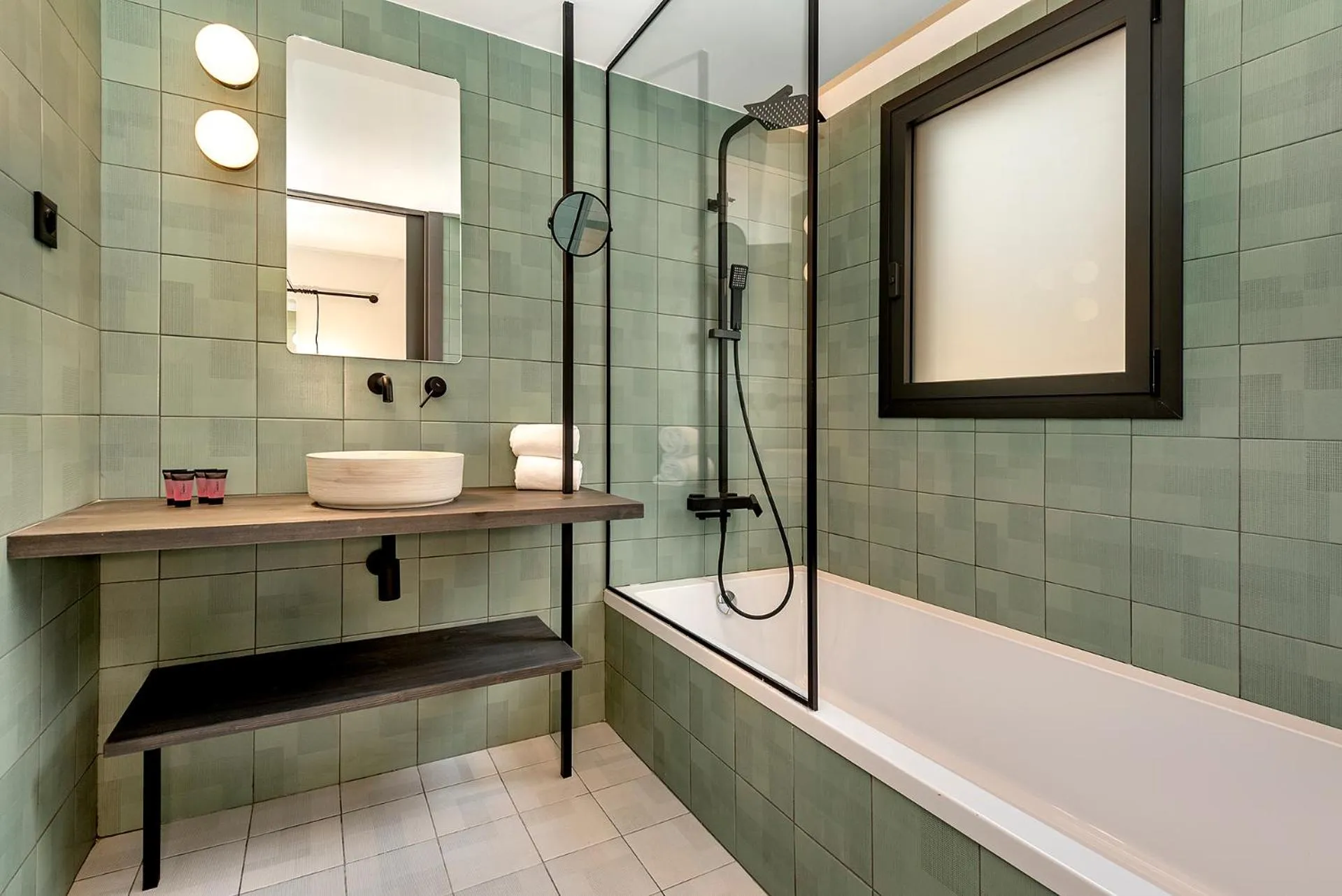 Shower in Hotel Orangine