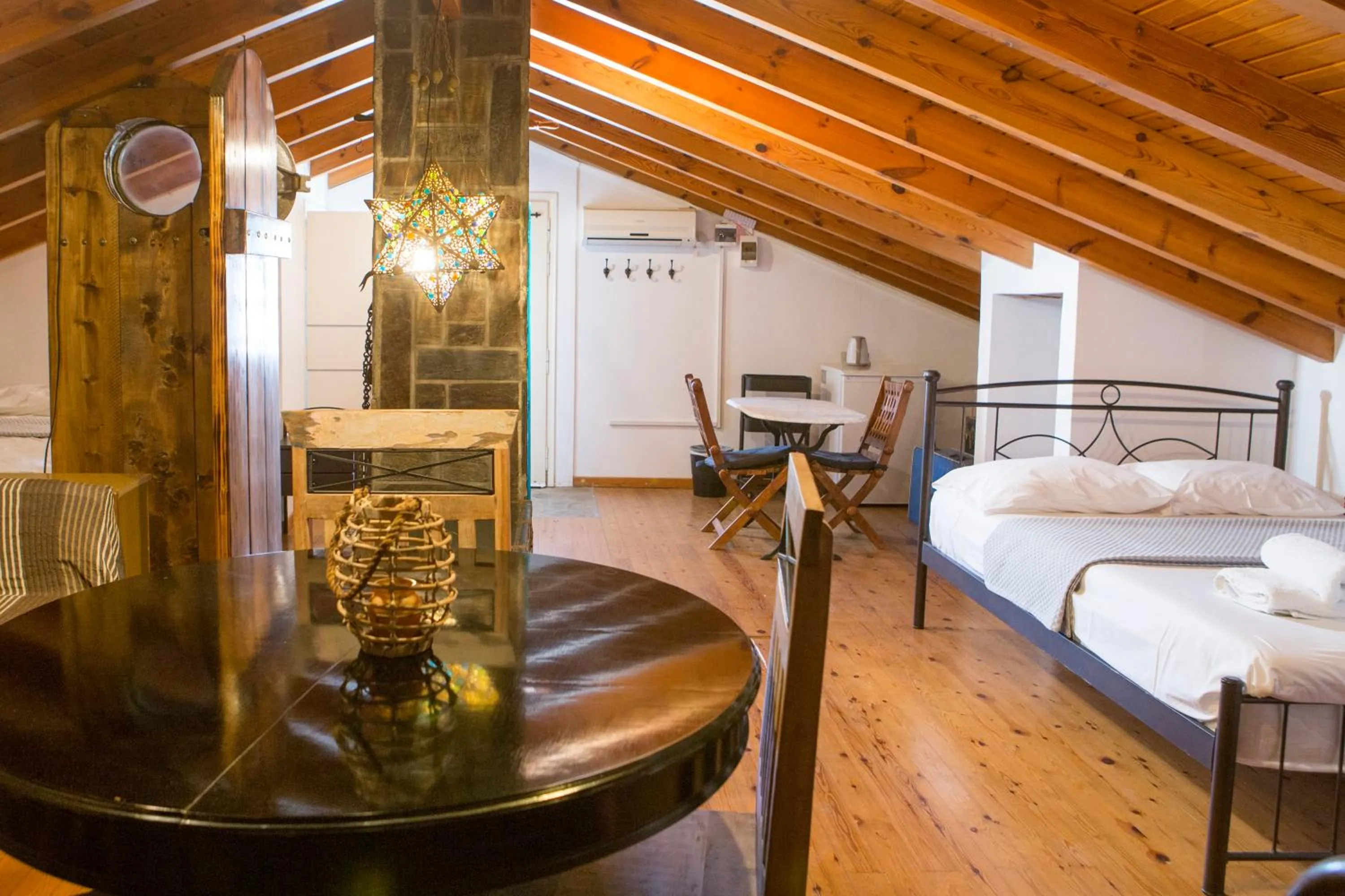 Seating area, Bed in Captain Ikaros