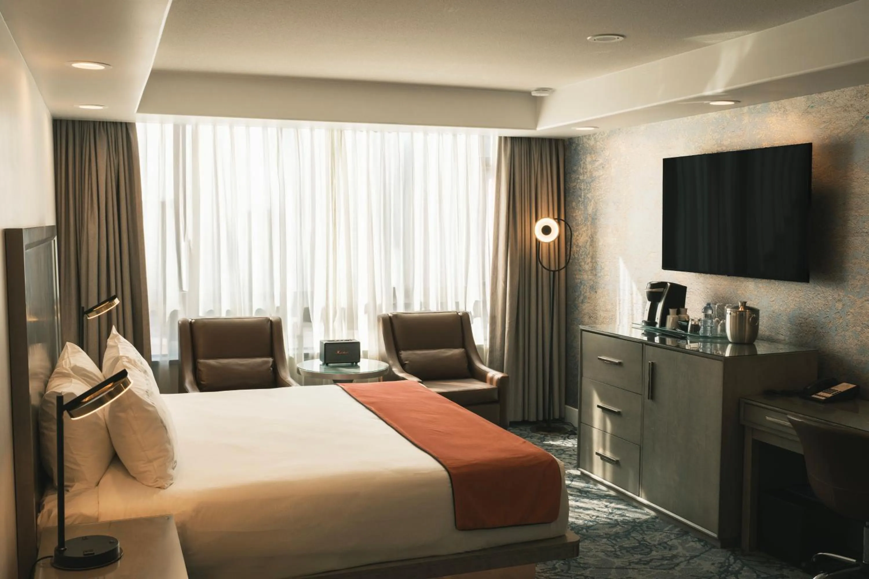 Seating area, Bed in The Parker Hotel and Rooftop