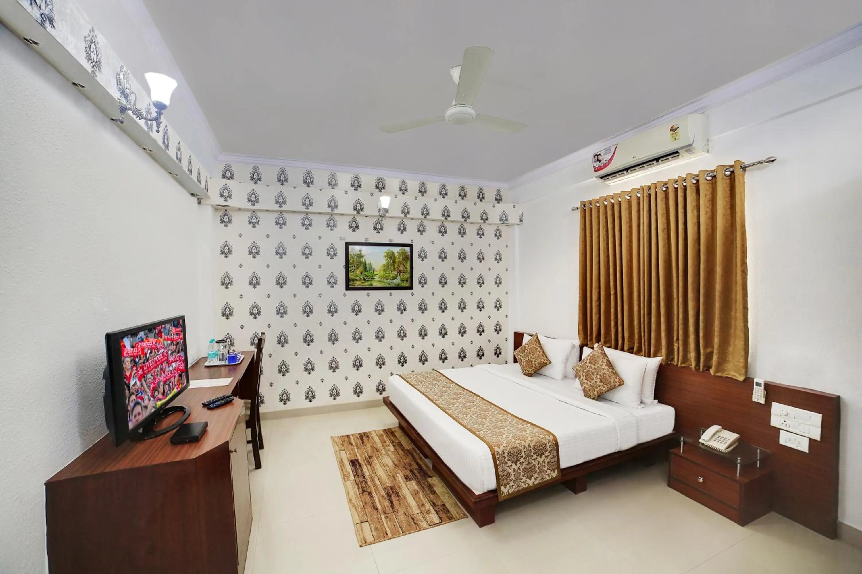 Photo of the whole room, Bed in The Liverpool Blue Hotels