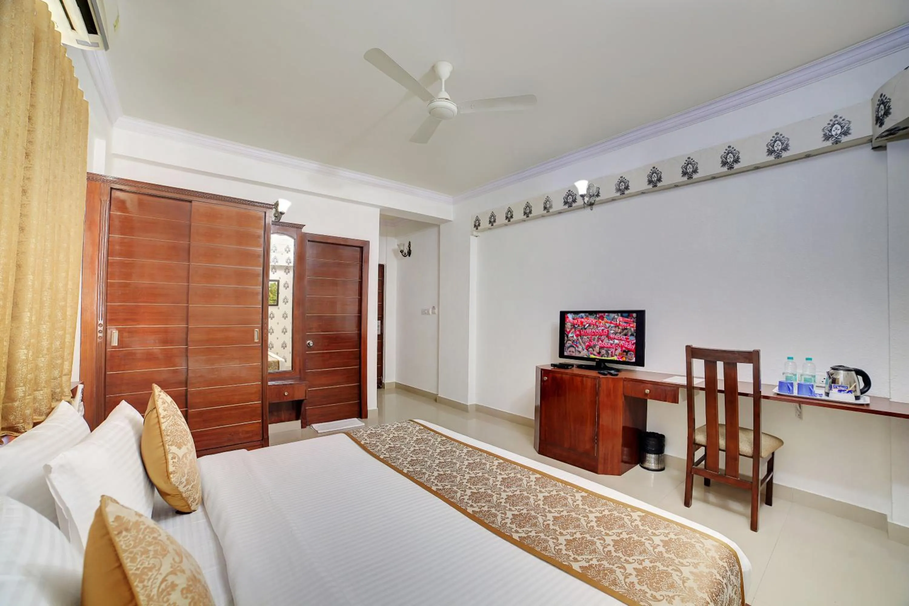 Coffee/tea facilities, Bed in The Liverpool Blue Hotels