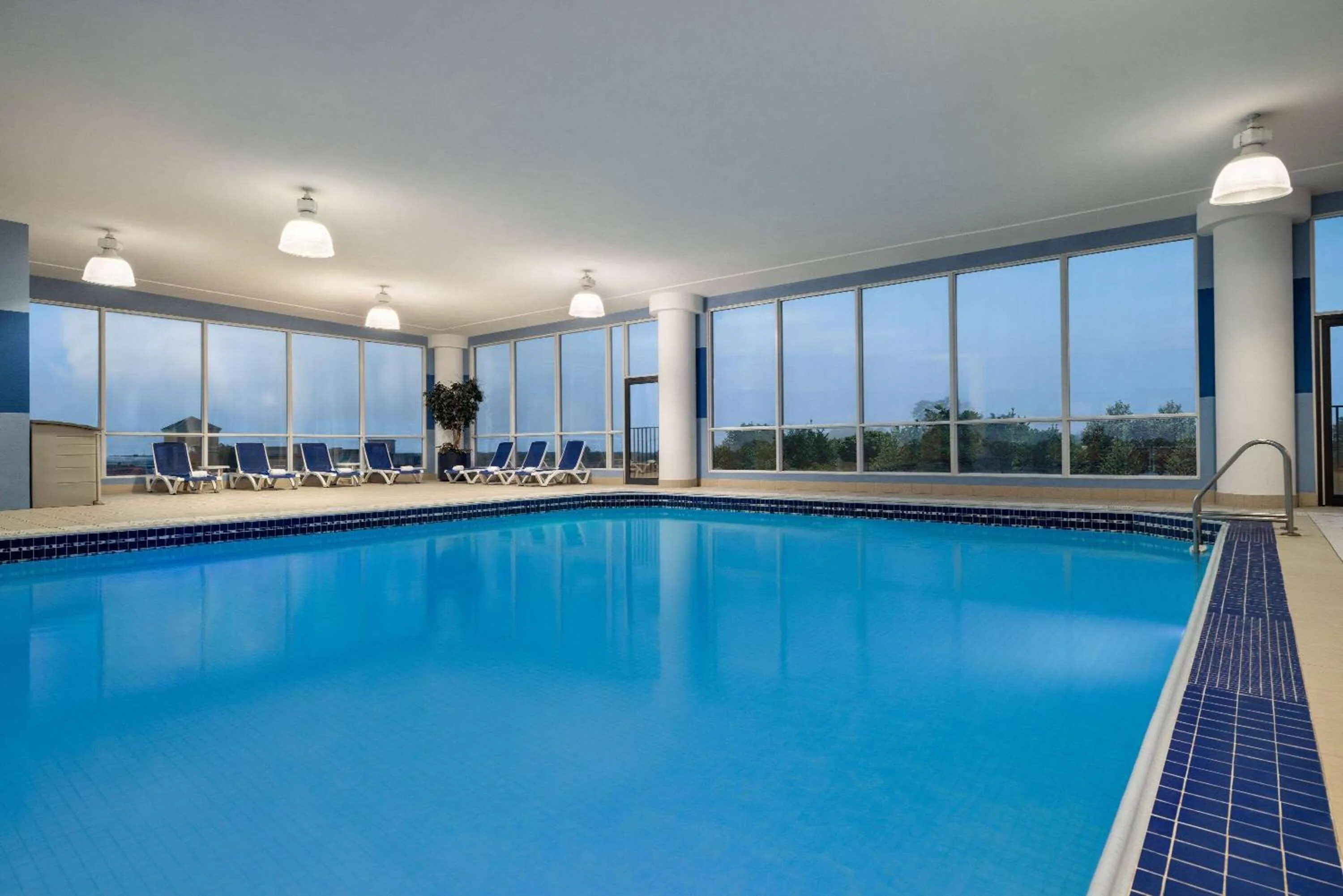Swimming pool in Wyndham Grand Fallsview Hotel