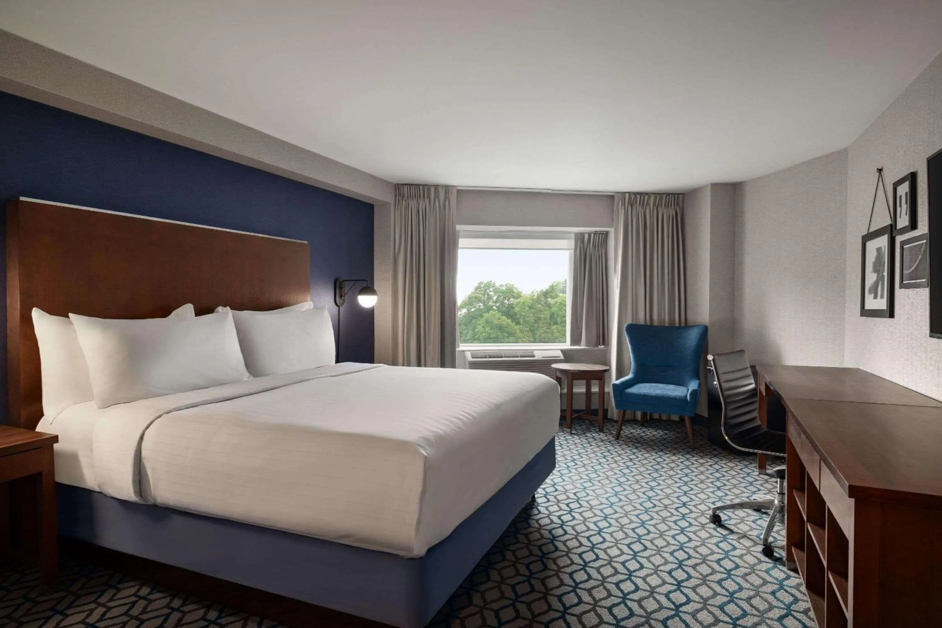 Photo of the whole room, Bed in Wyndham Grand Fallsview Hotel