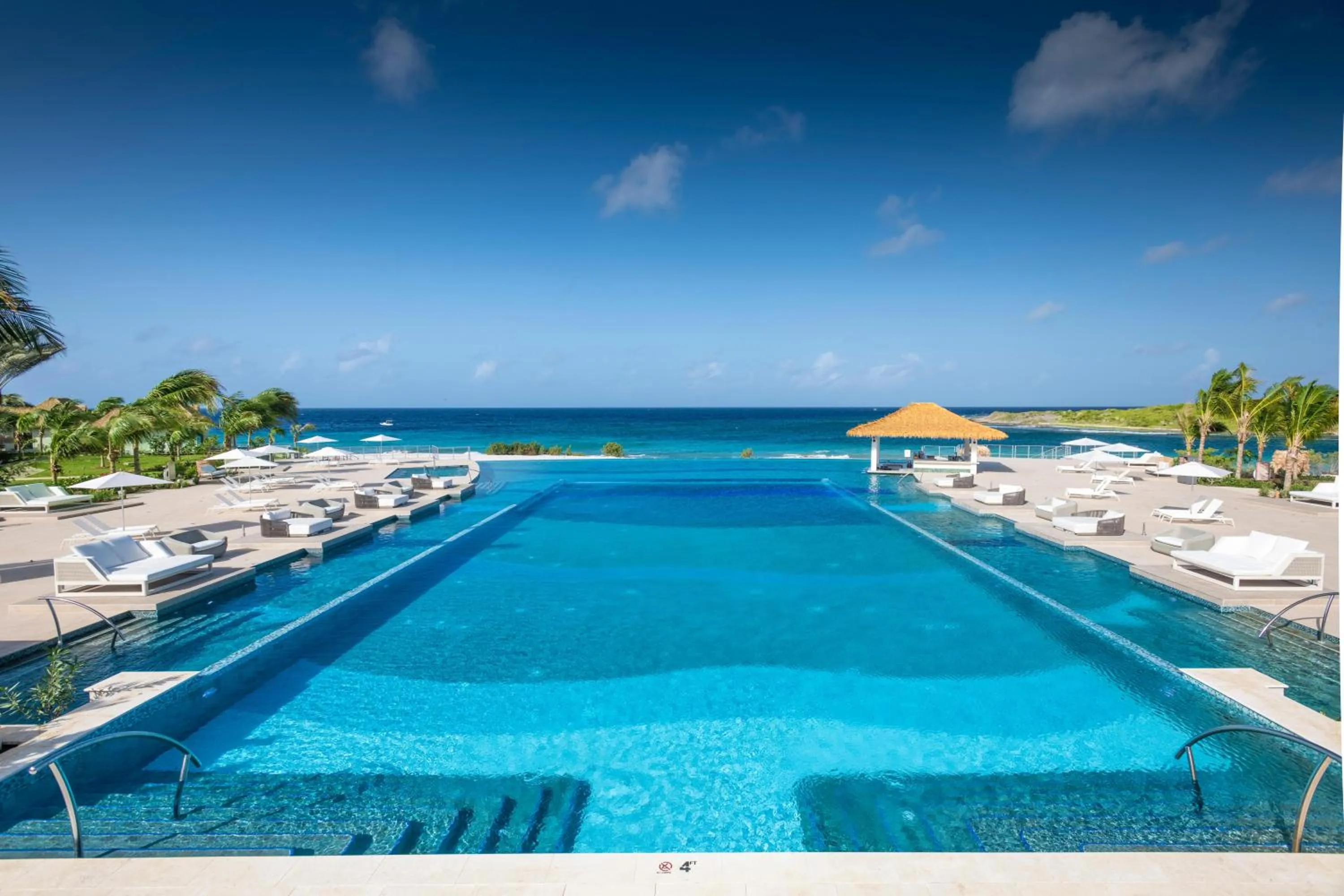 Swimming pool in Sandals Royal Curacao All Inclusive Couples Only