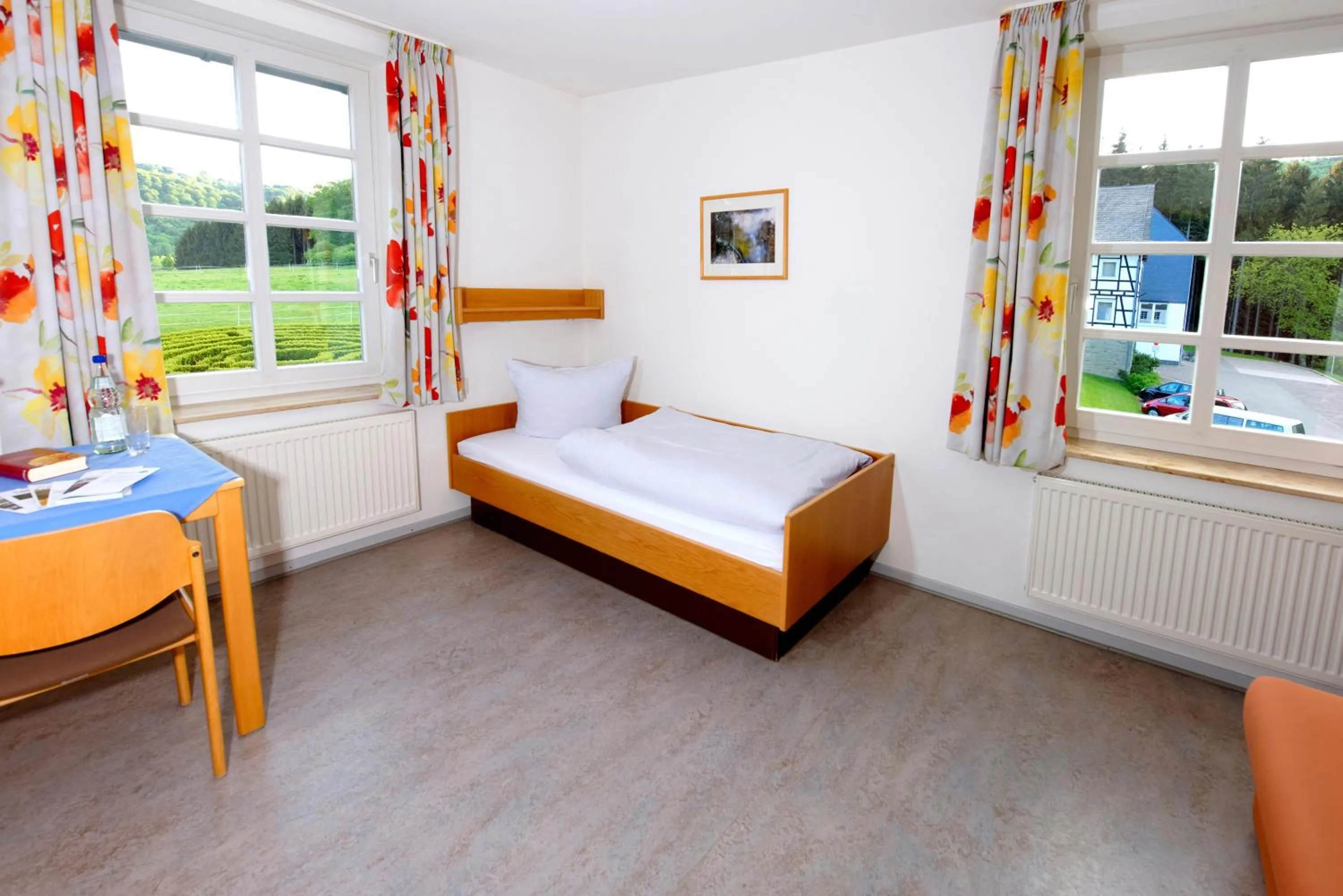 Photo of the whole room, Bed in St. Bonifatius