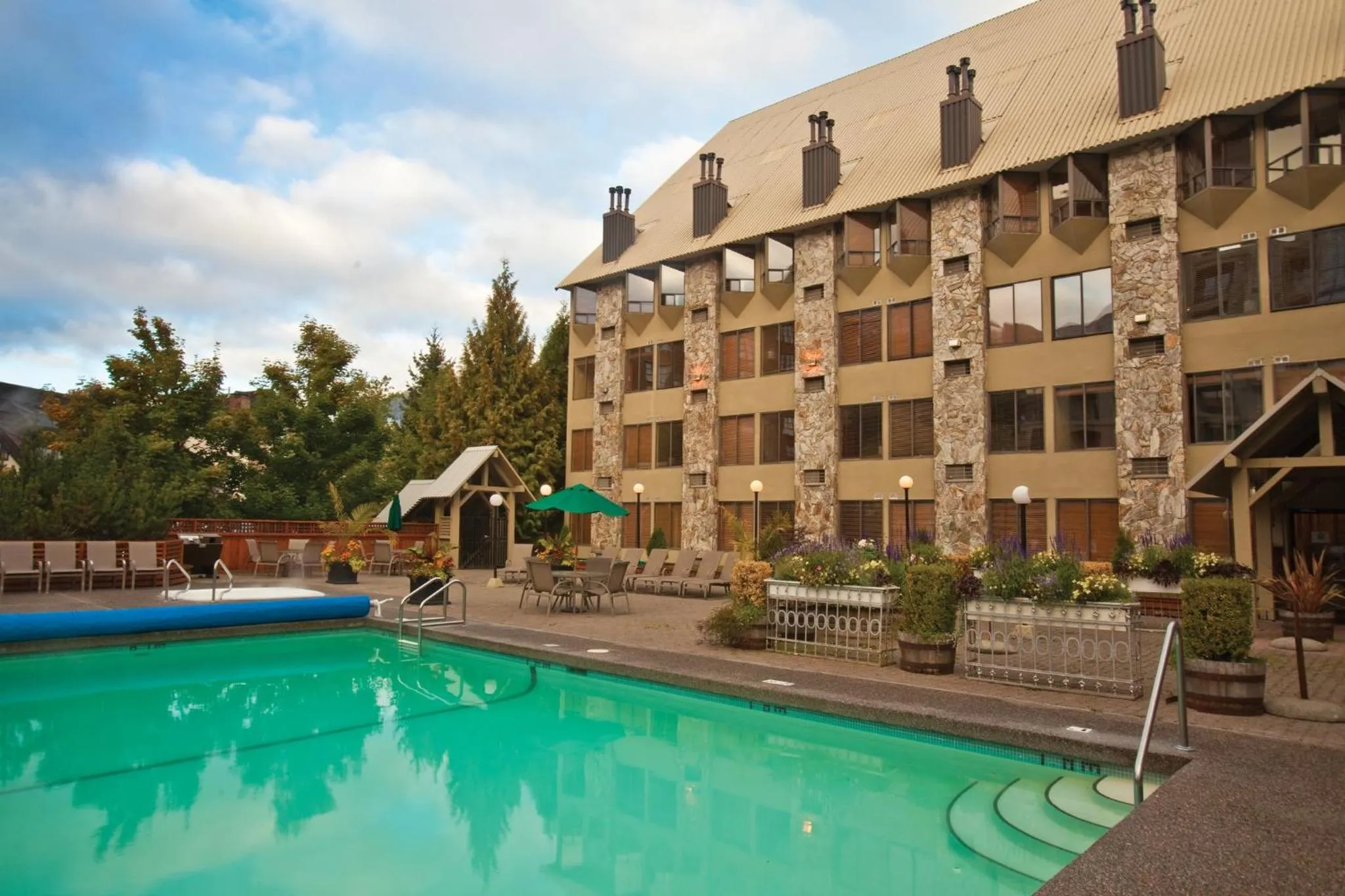 Swimming pool in Mountainside Lodge