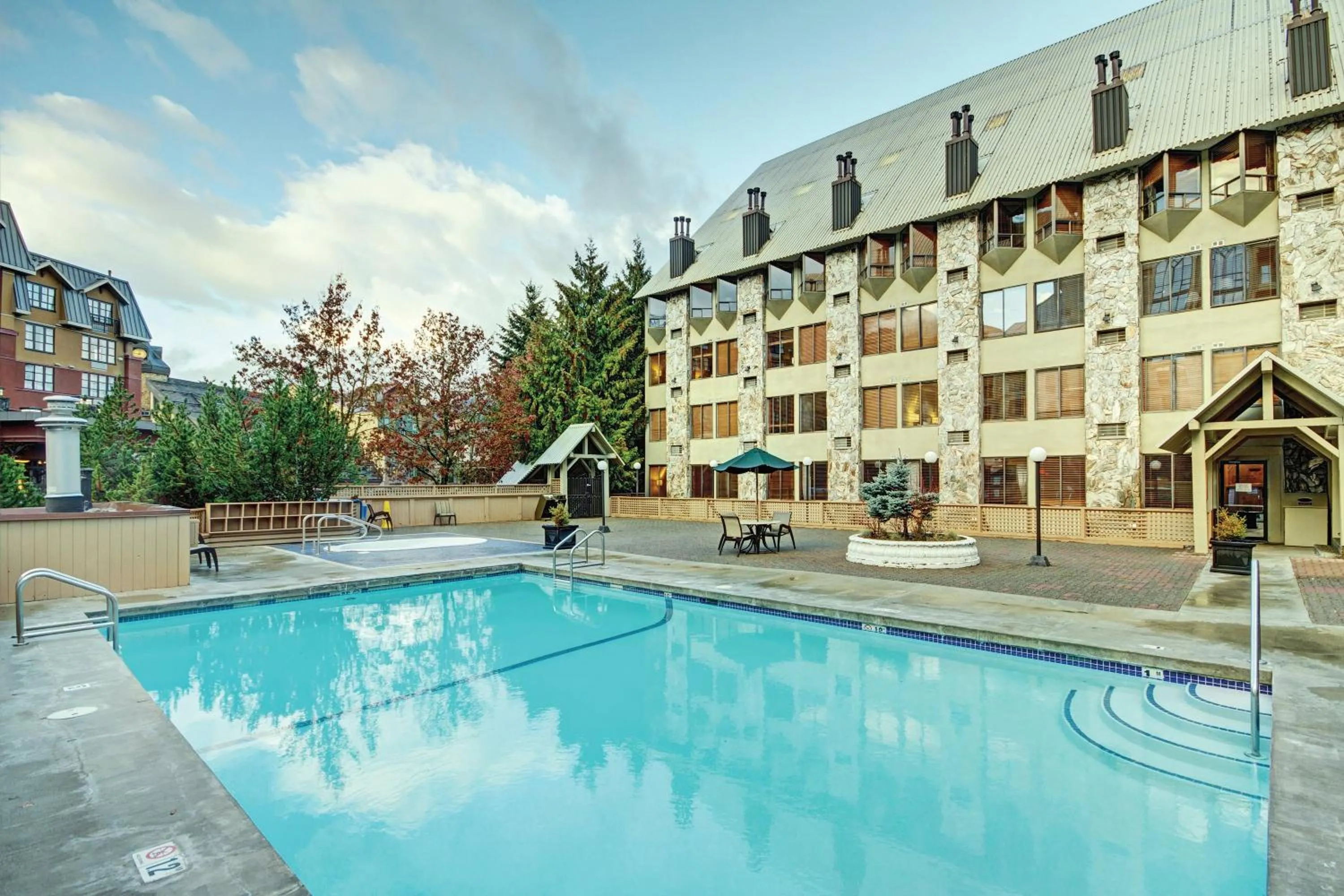 Swimming pool in Mountainside Lodge