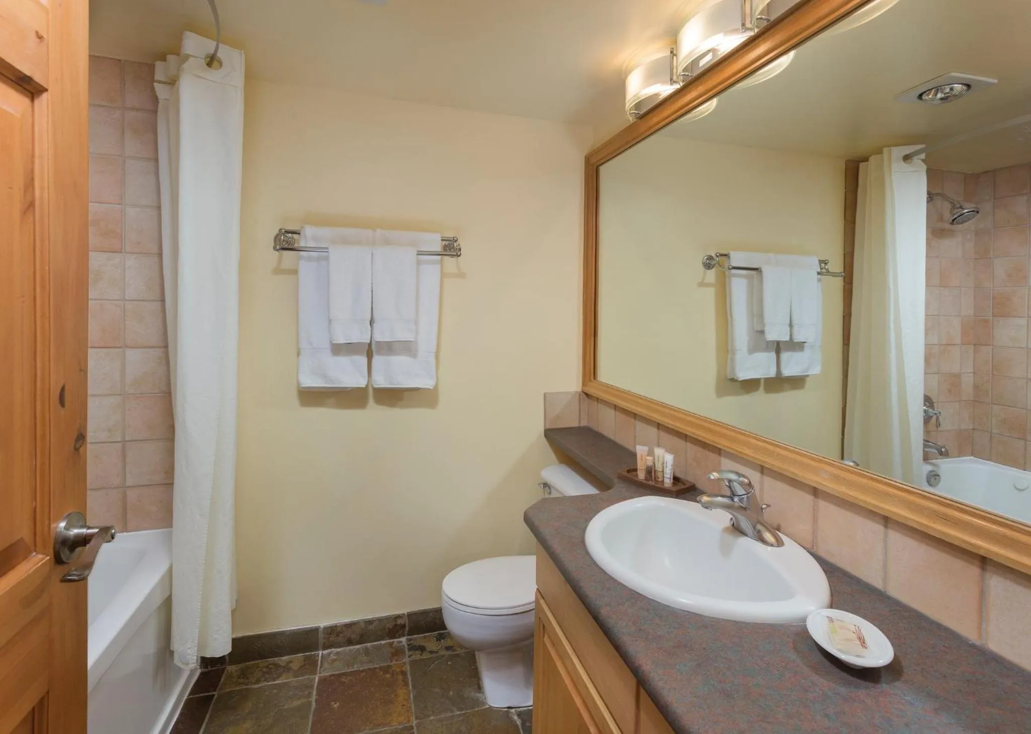 Photo of the whole room in Mountainside Lodge