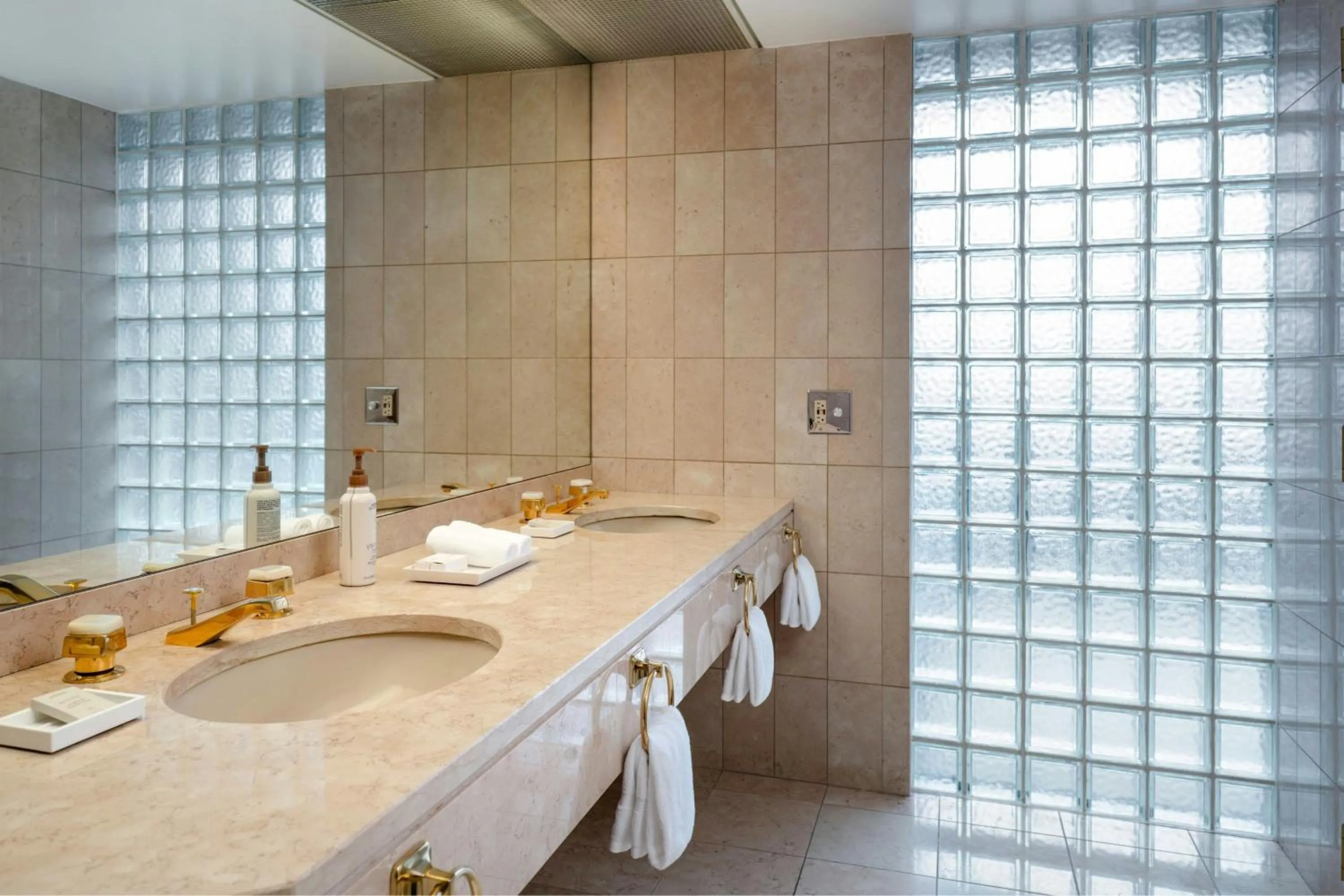 Bedroom in Metropolitan Hotel Vancouver