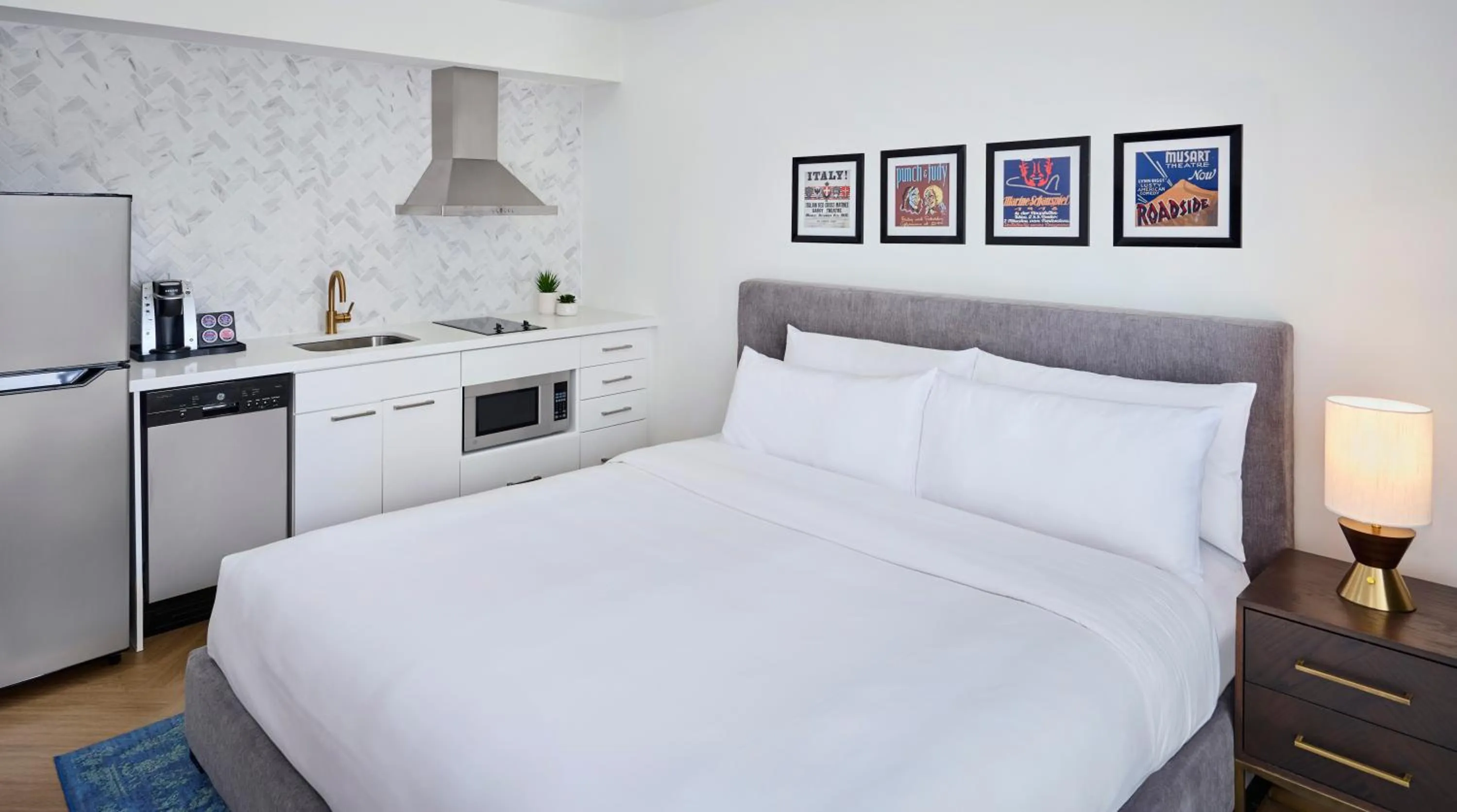 Bedroom, Bed in Pantages Hotel Toronto Centre