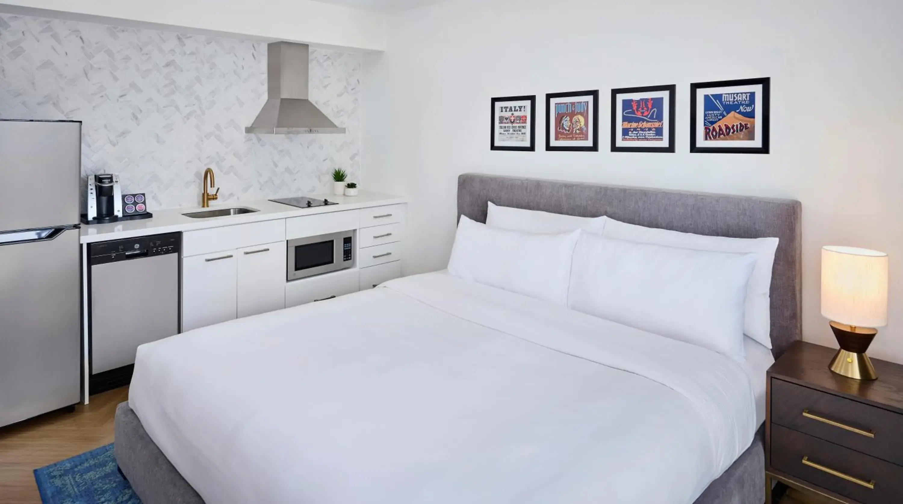 Deluxe City King Room in Pantages Hotel Toronto Centre Deluxe City King Room in Pantages Hotel Toronto Centre