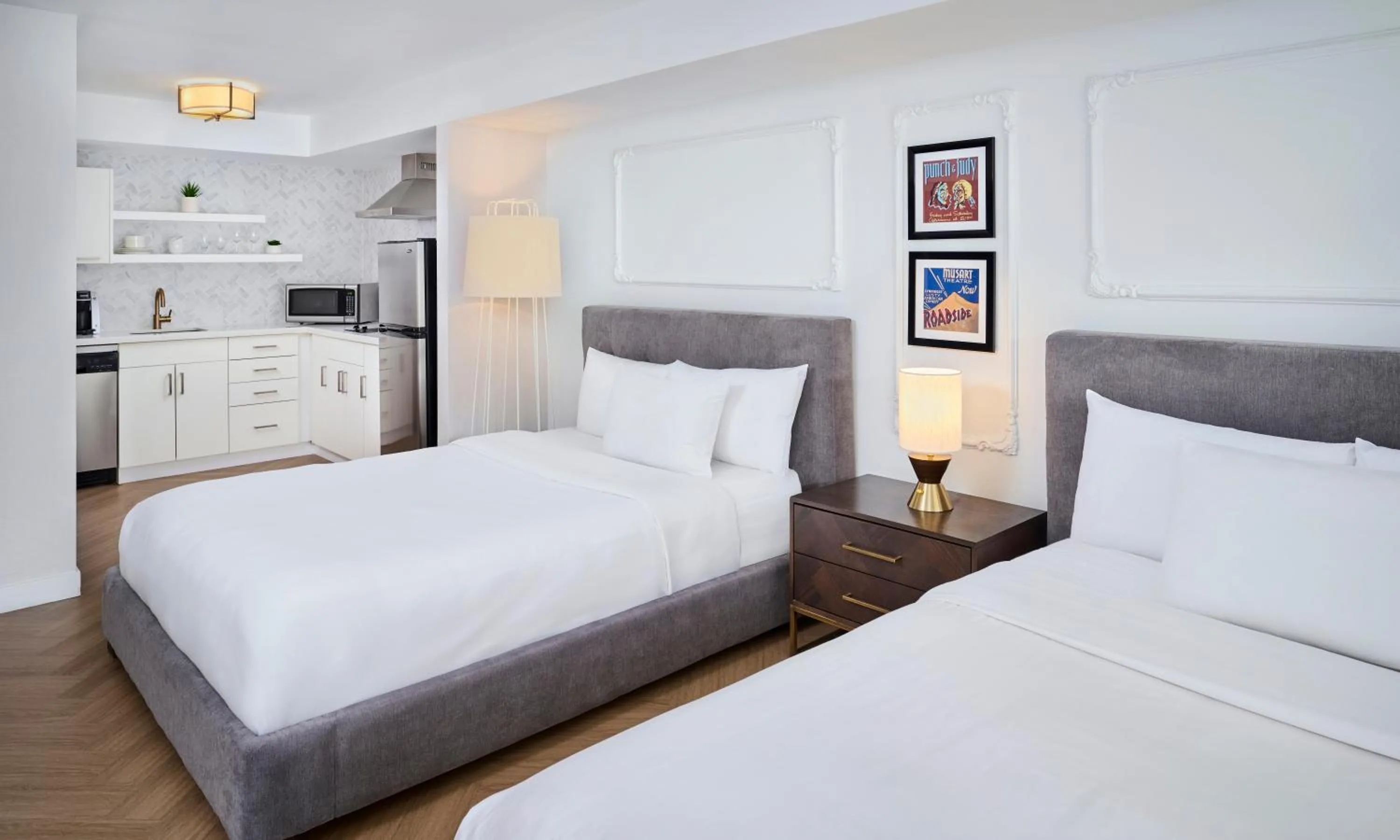 Kitchen or kitchenette, Bed in Pantages Hotel Toronto Centre