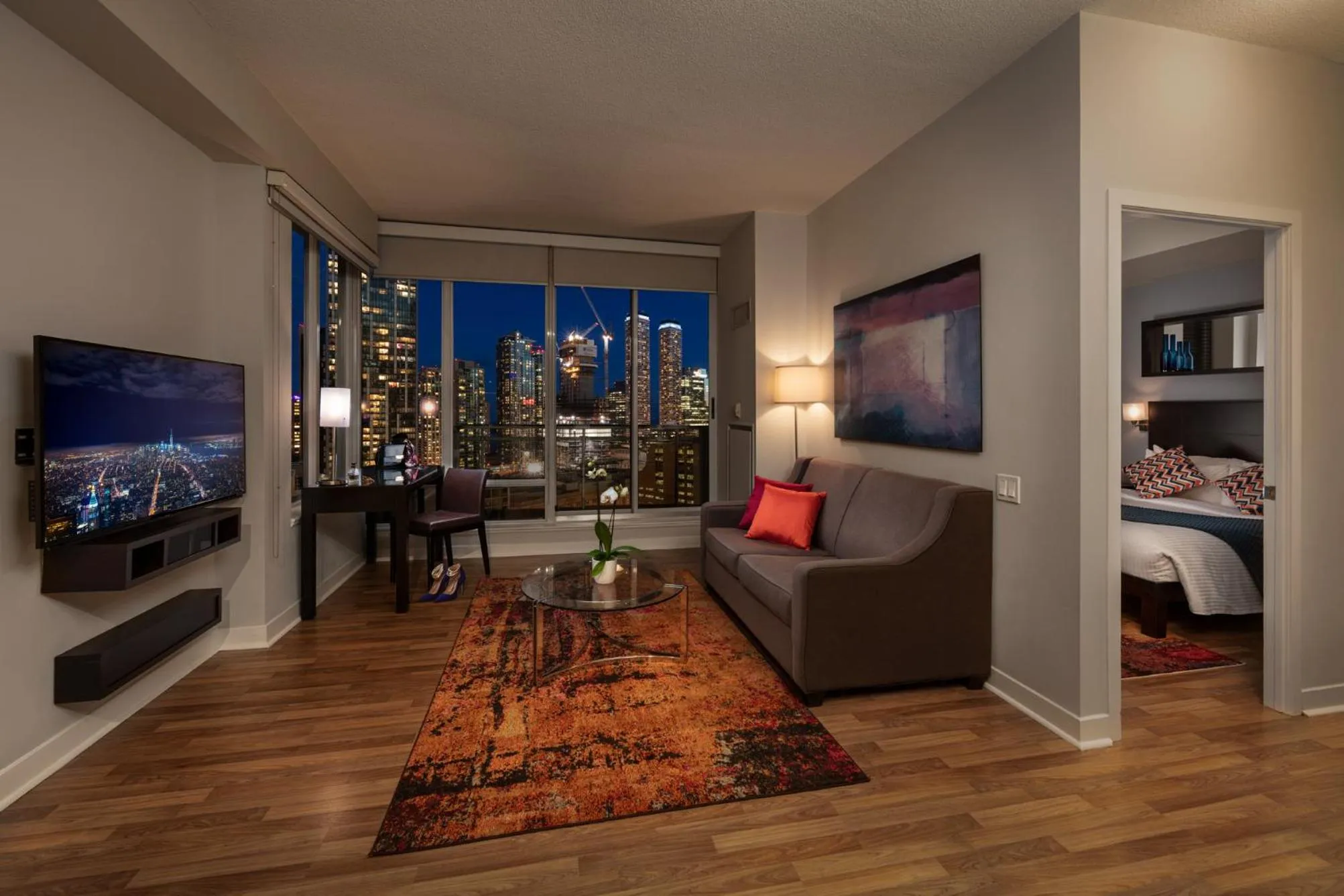 TV and multimedia, Bed in Executive Hotel Cosmopolitan Toronto