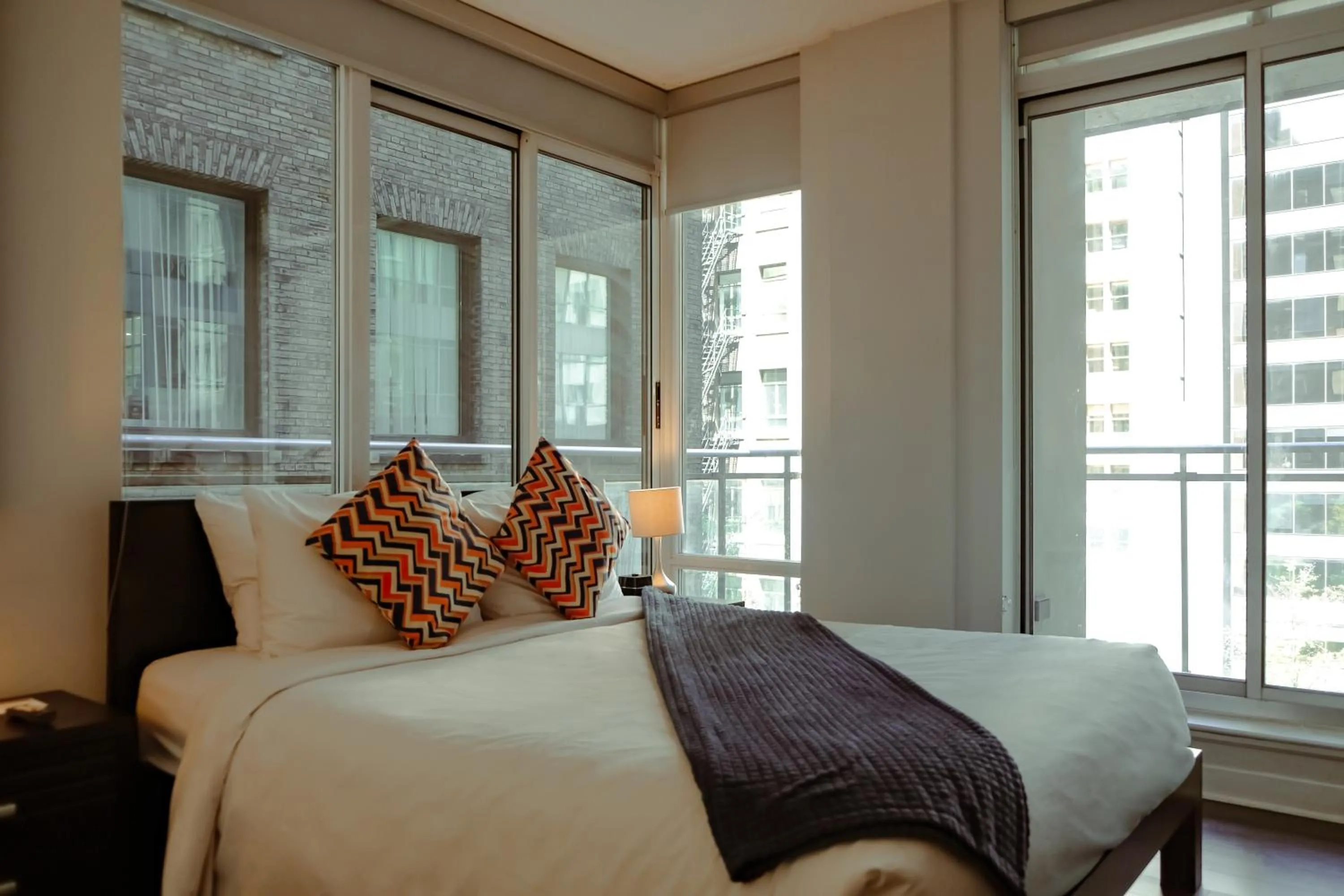 Bed in Executive Hotel Cosmopolitan Toronto