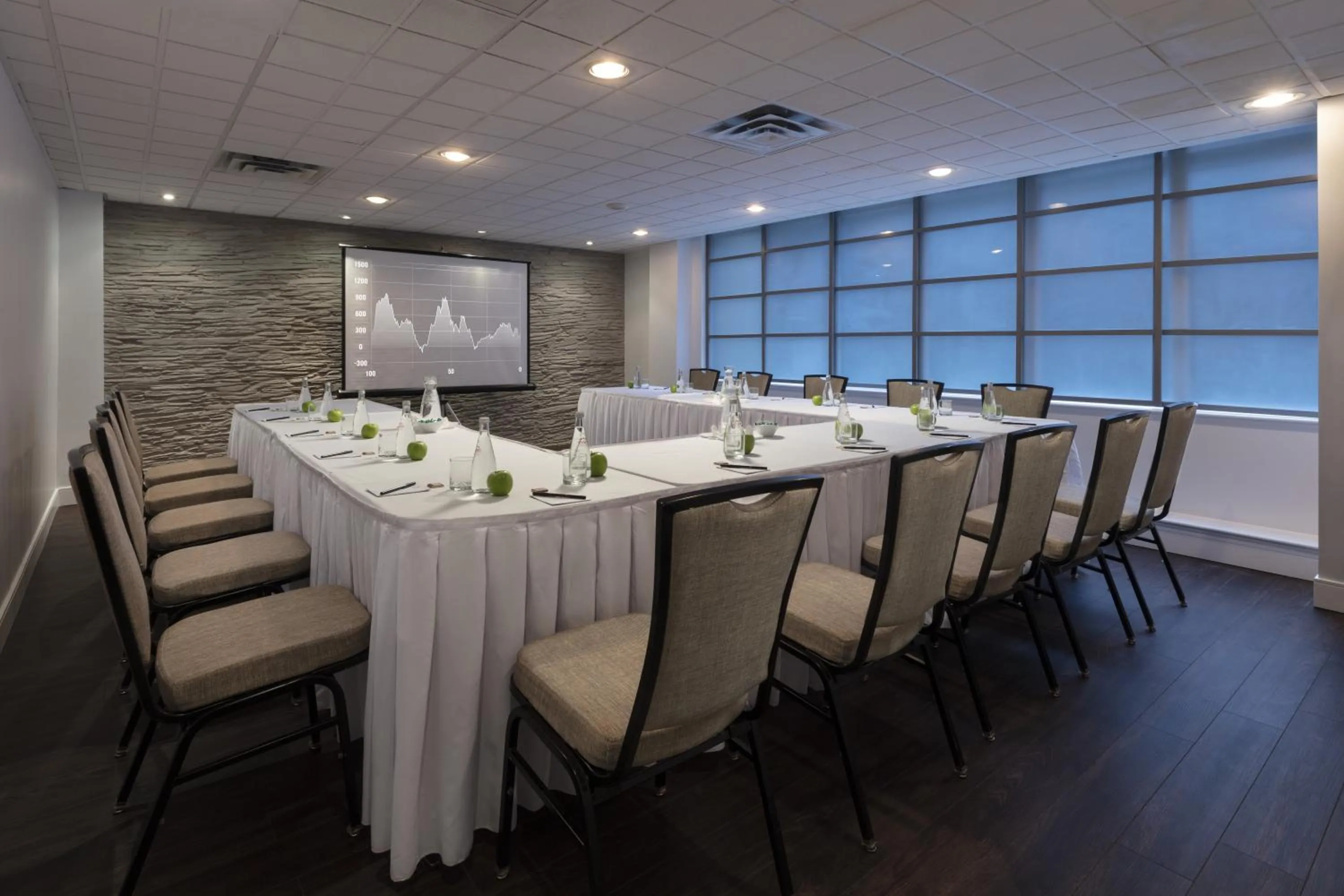 Meeting/conference room in Executive Hotel Cosmopolitan Toronto