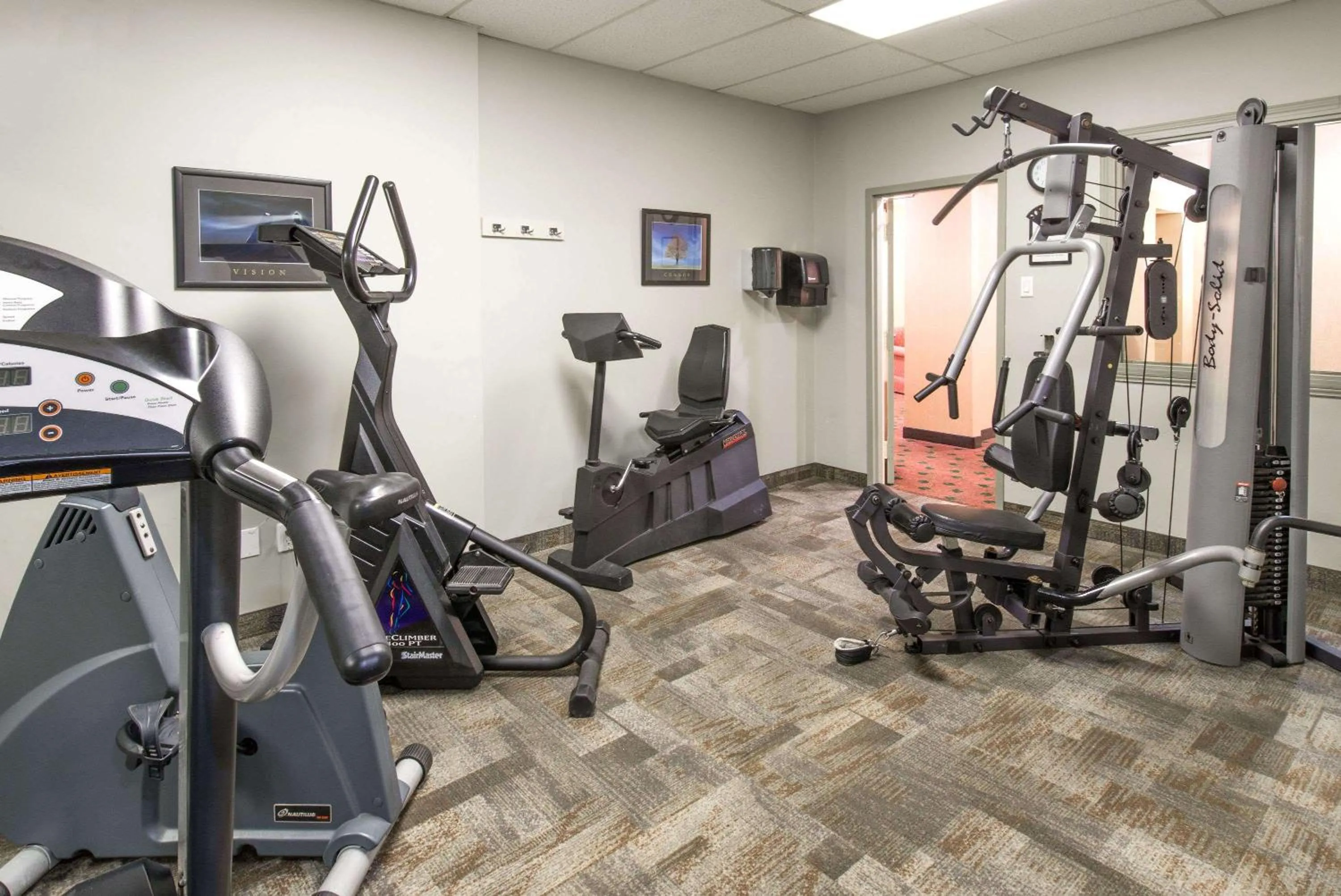 Fitness centre/facilities in Ramada by Wyndham Niagara Falls/Fallsview