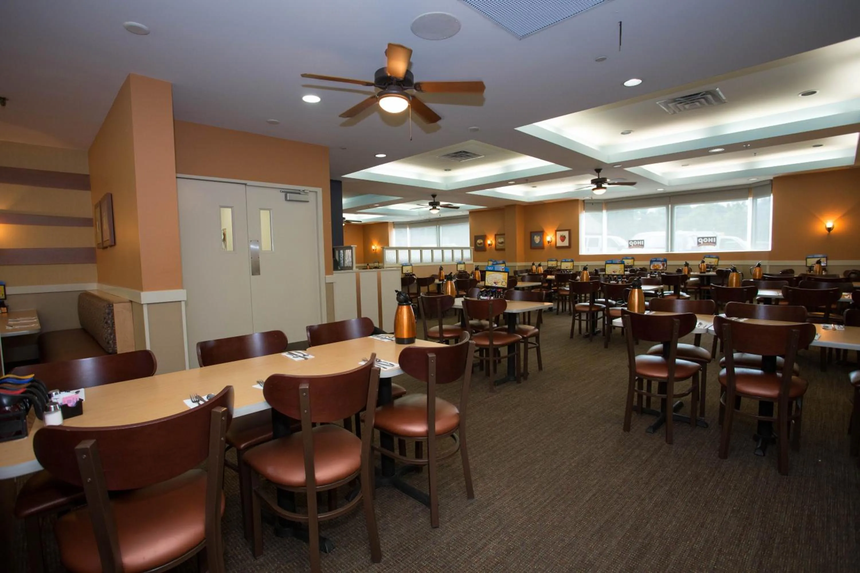 Restaurant/places to eat in Ramada by Wyndham Niagara Falls/Fallsview