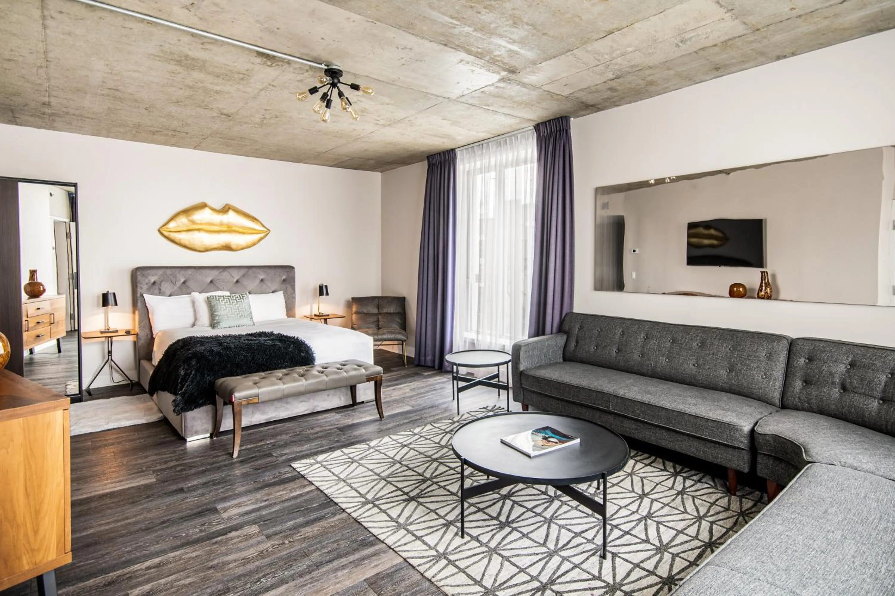 Seating area, Bed in HOTEL10