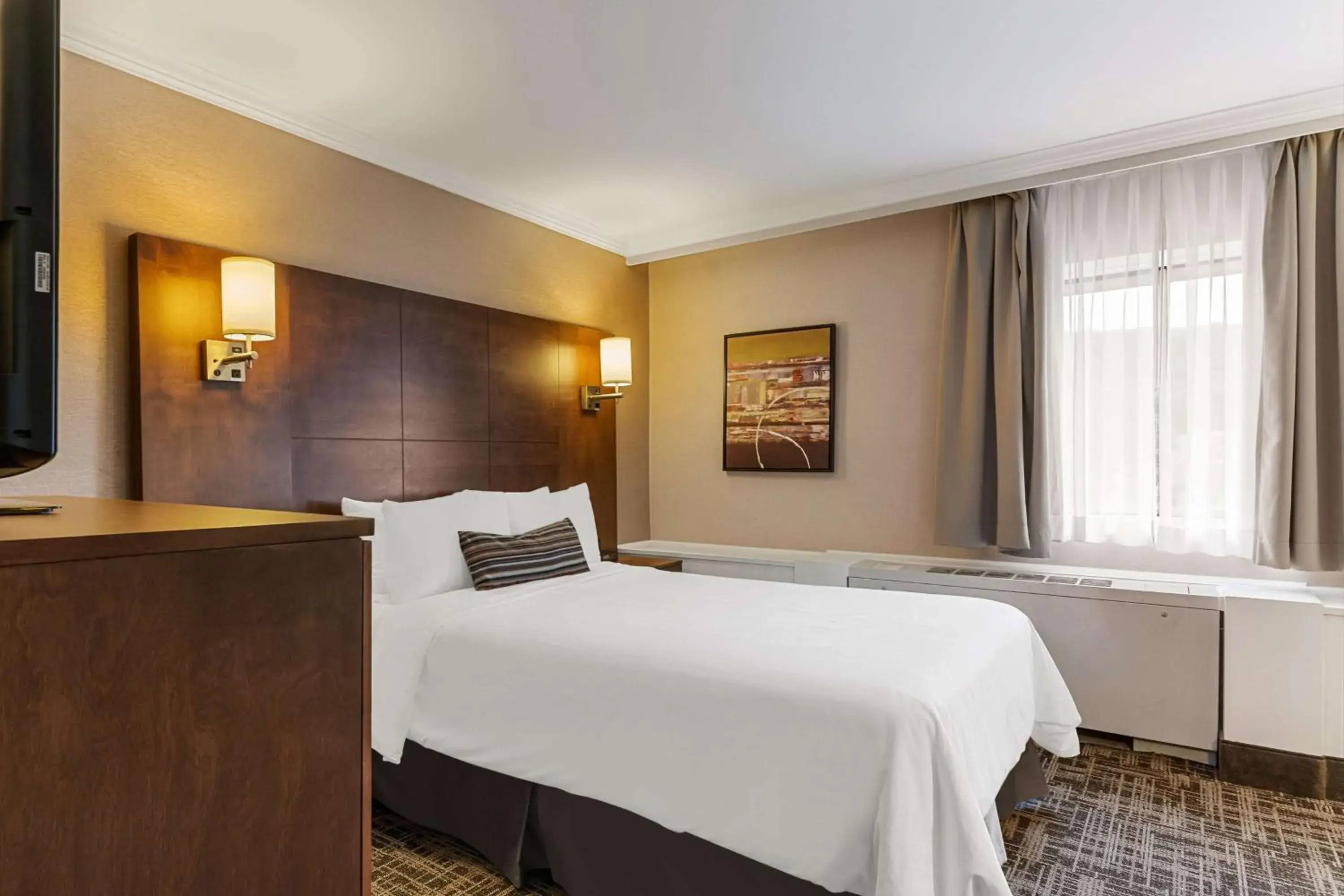 Small Double Room - Non-Smoking in Best Western Ville-Marie Montreal Hotel & Suites Small Double Room - Non-Smoking in Best Western Ville-Marie Montreal Hotel & Suites
