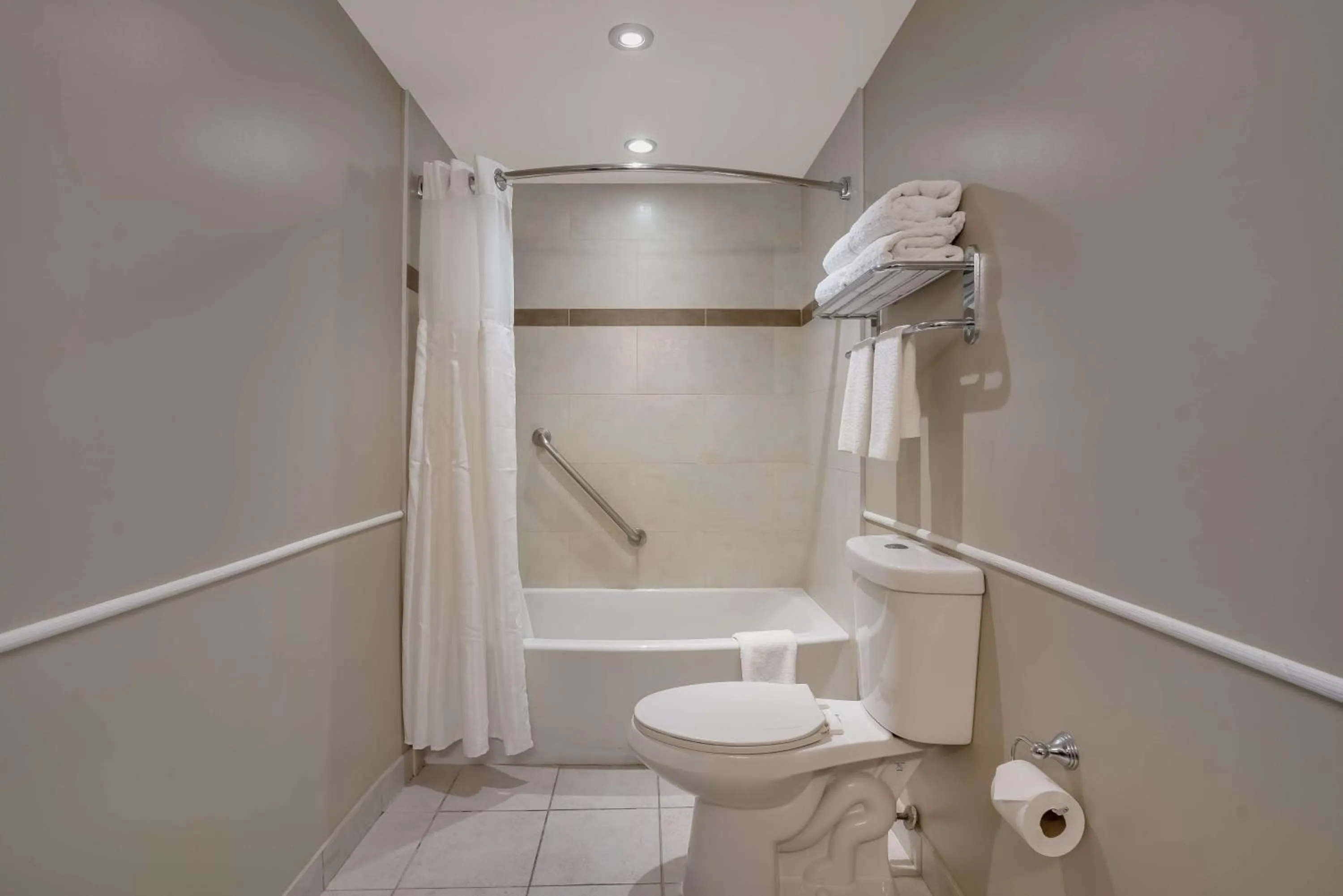 Bathroom in Best Western Ville-Marie Montreal Hotel & Suites