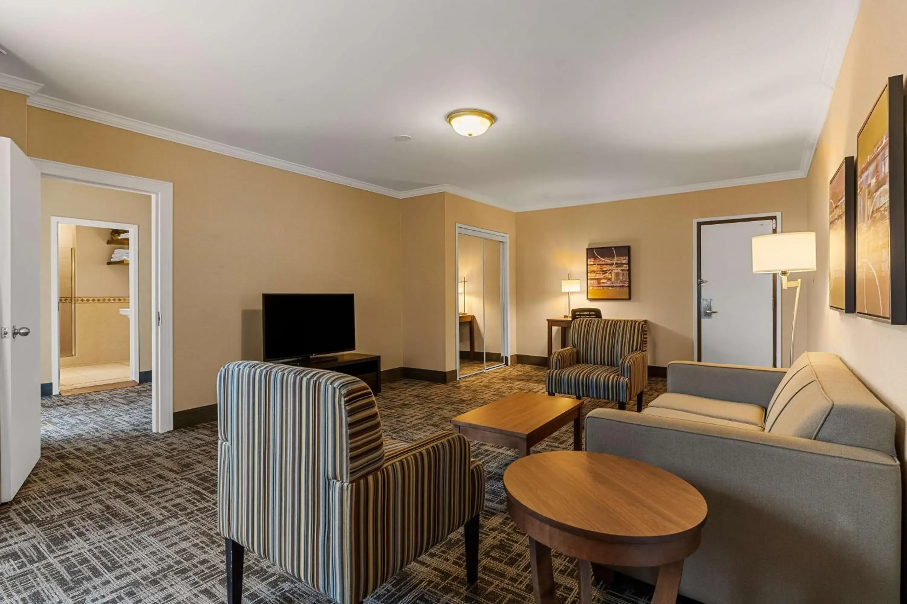 One-Bedroom King Suite with Sofa Bed, Spa Bath and Living Room - Non-Smoking in Best Western Ville-Marie Montreal Hotel & Suites One-Bedroom King Suite with Sofa Bed, Spa Bath and Living Room - Non-Smoking in Best Western Ville-Marie Montreal Hotel & Suites