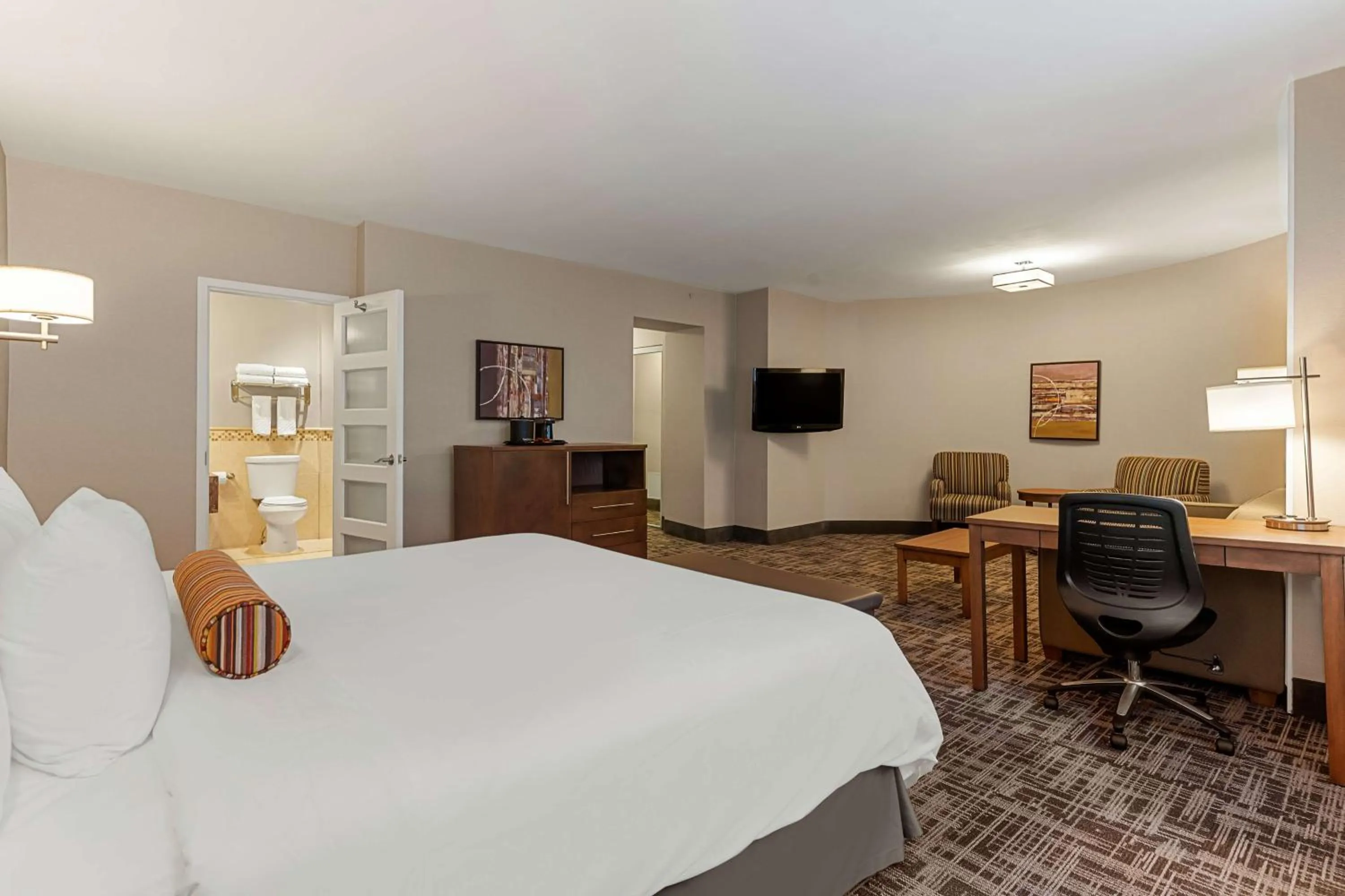 Photo of the whole room, Bed in Best Western Ville-Marie Montreal Hotel & Suites