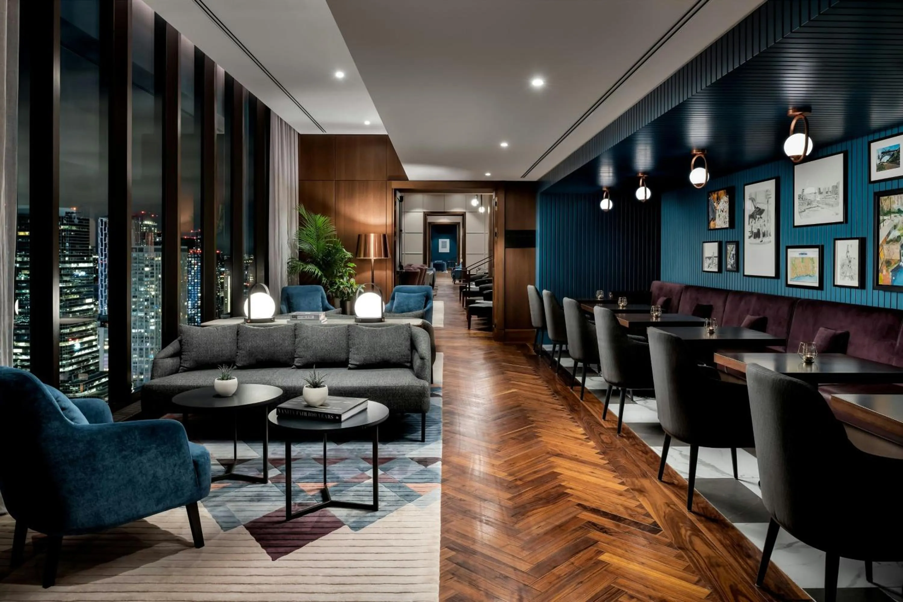 Lounge or bar, Bed in Sheraton Centre Toronto Hotel