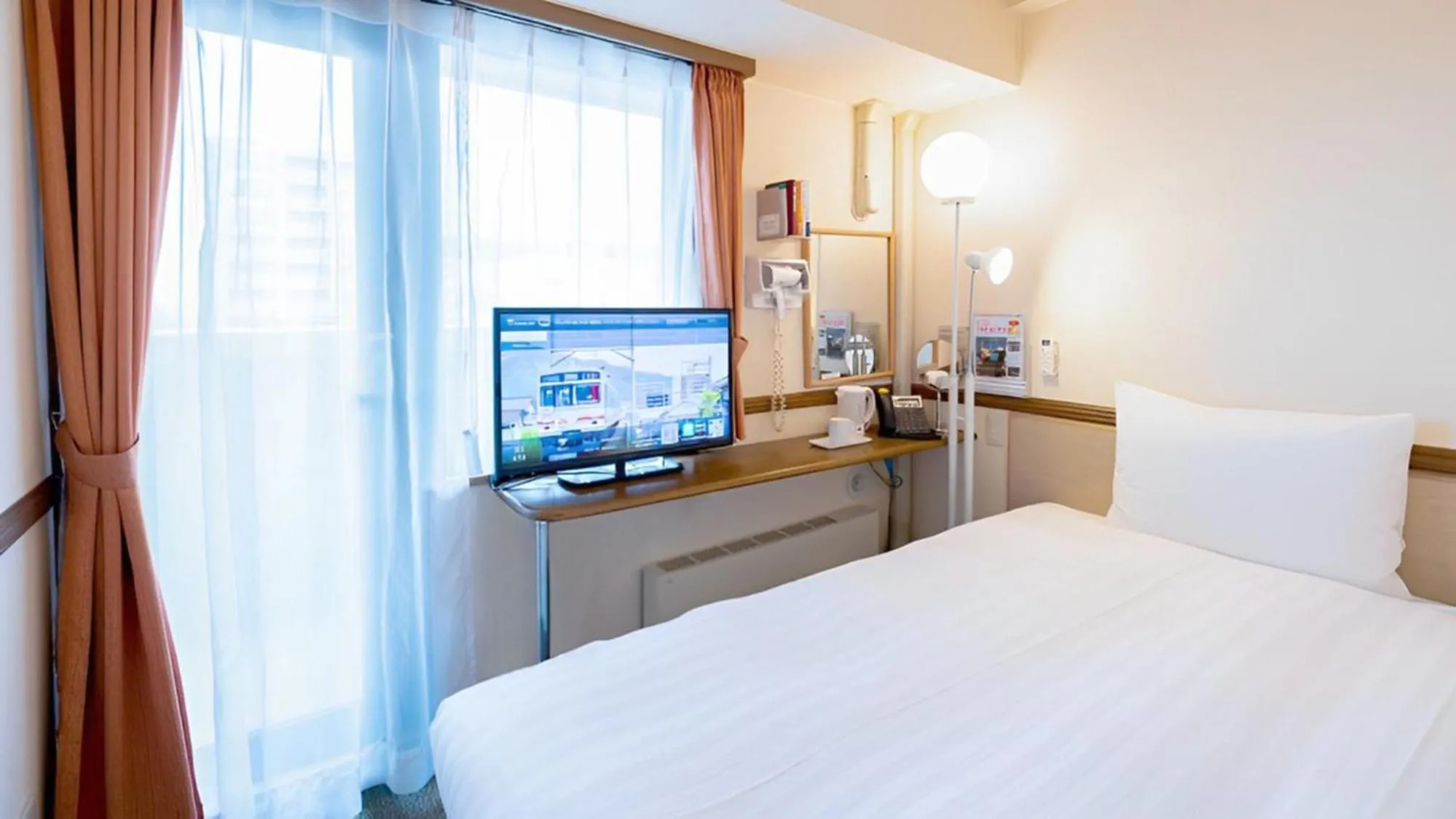 Bedroom, Bed in Toyoko Inn Hokkaido Sapporo-eki Nishi-guchi Hokudai Mae