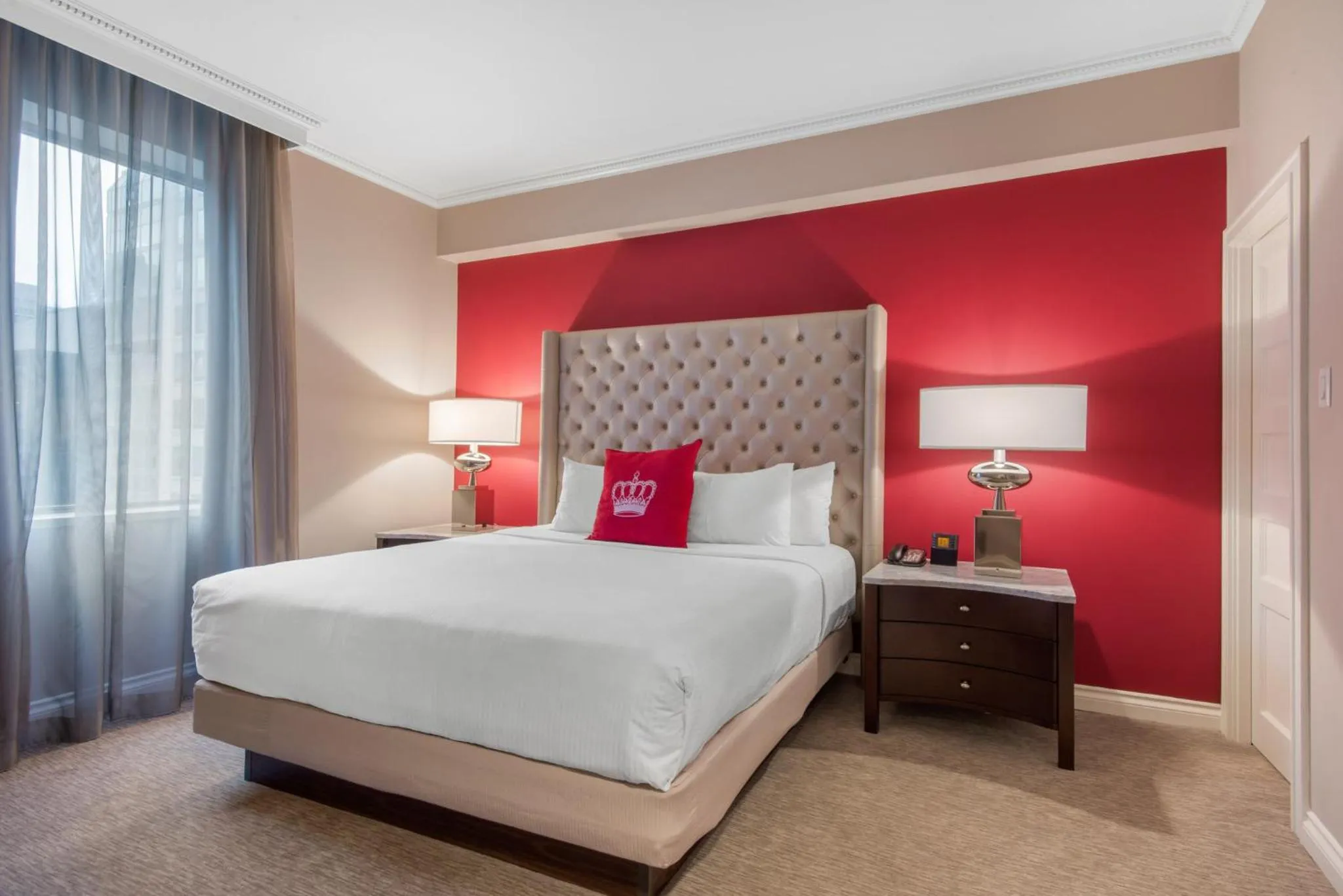 Photo of the whole room, Bed in The Omni King Edward Hotel