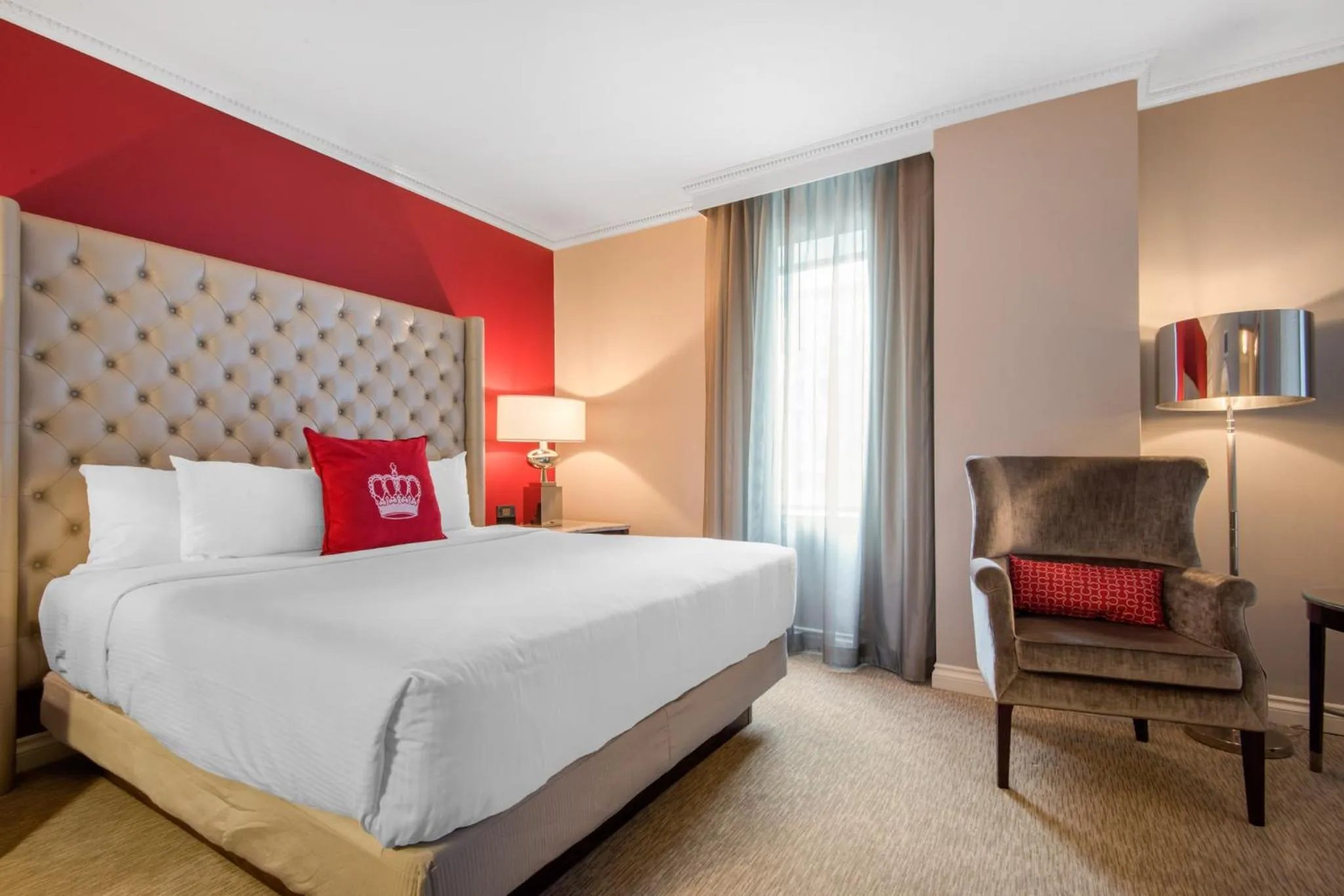 Photo of the whole room, Bed in The Omni King Edward Hotel