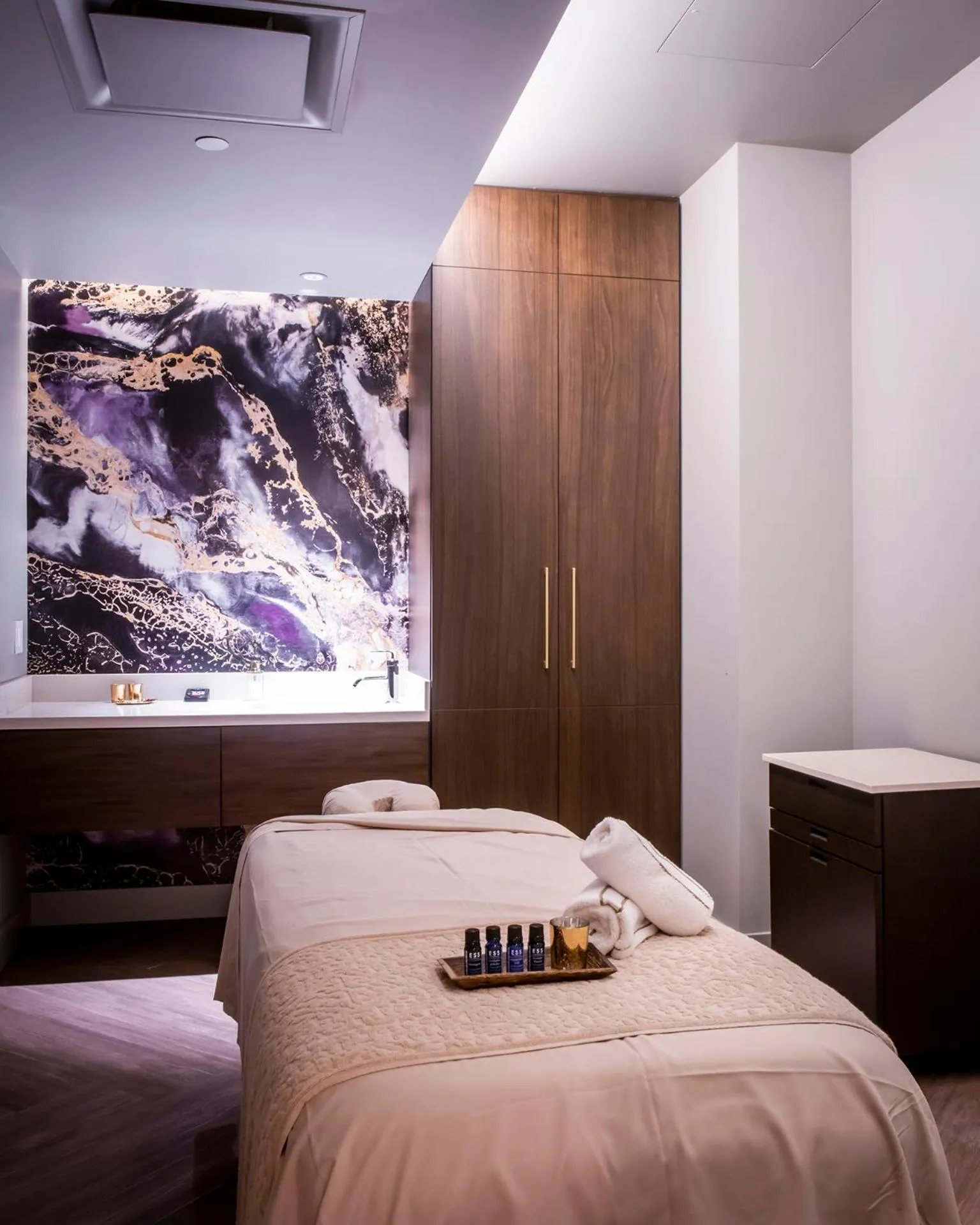 Massage, Bed in The Omni King Edward Hotel