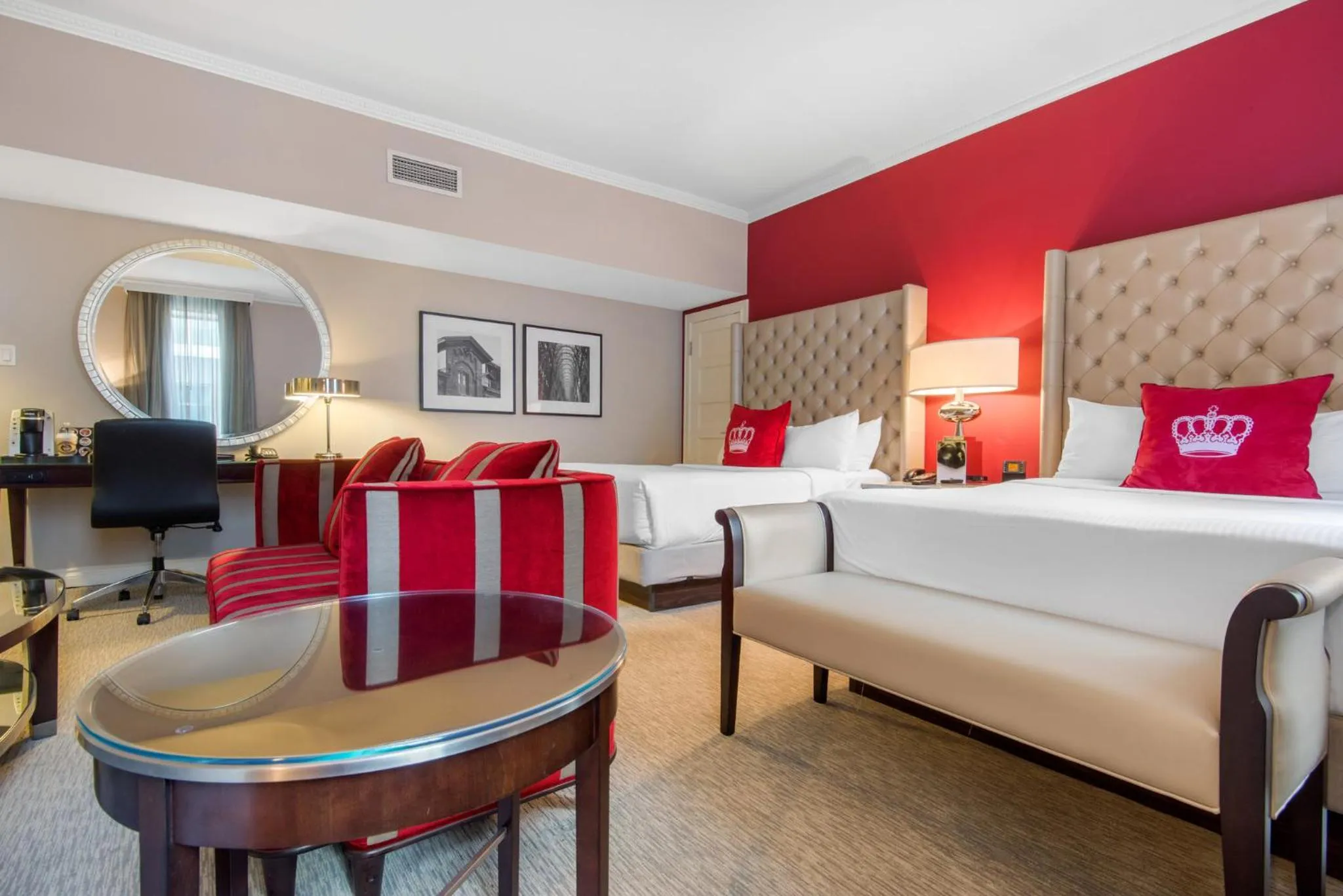 Photo of the whole room, Bed in The Omni King Edward Hotel